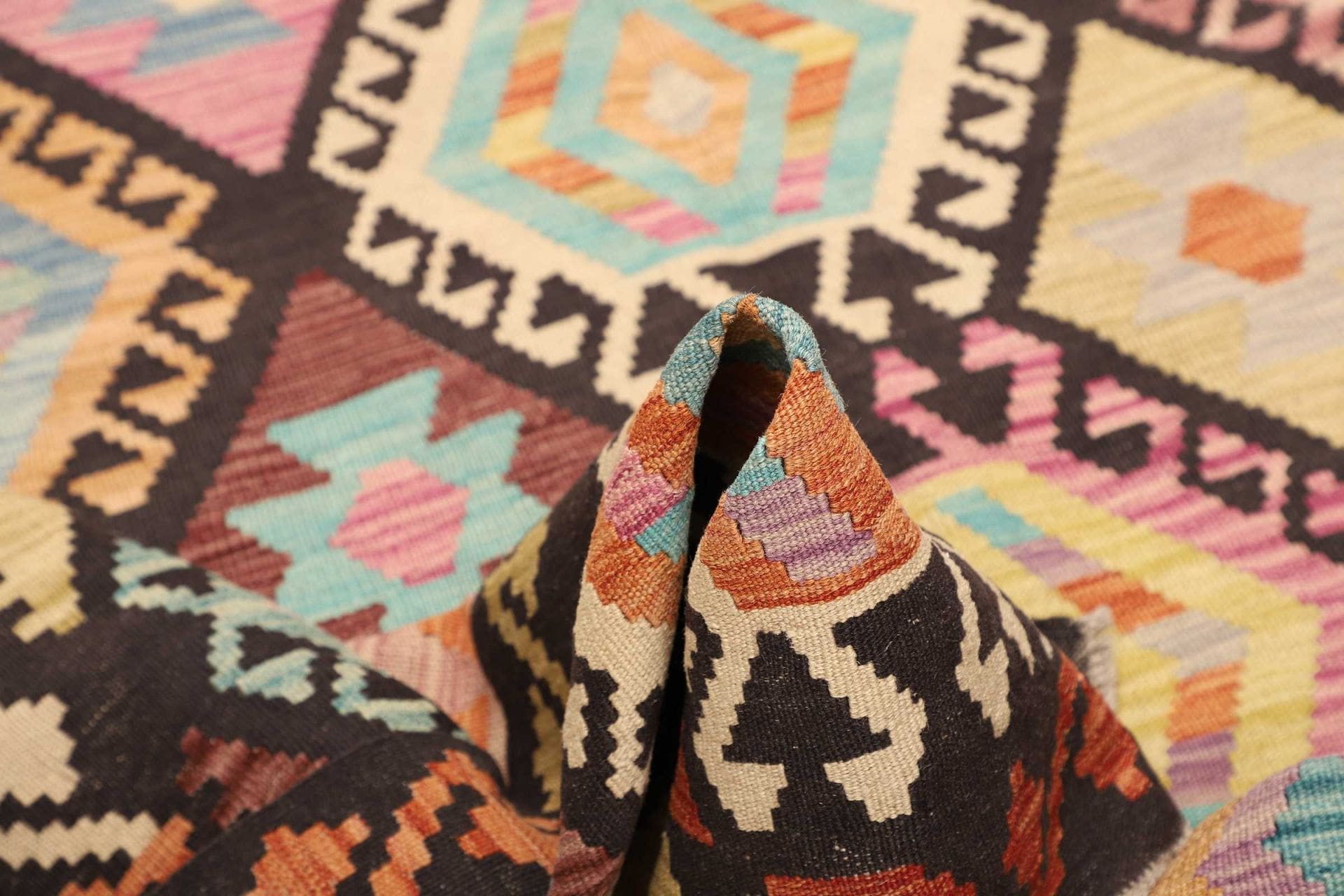 Hand-Woven Wool Kilim Pakistani Rug, 172 × 247 cm