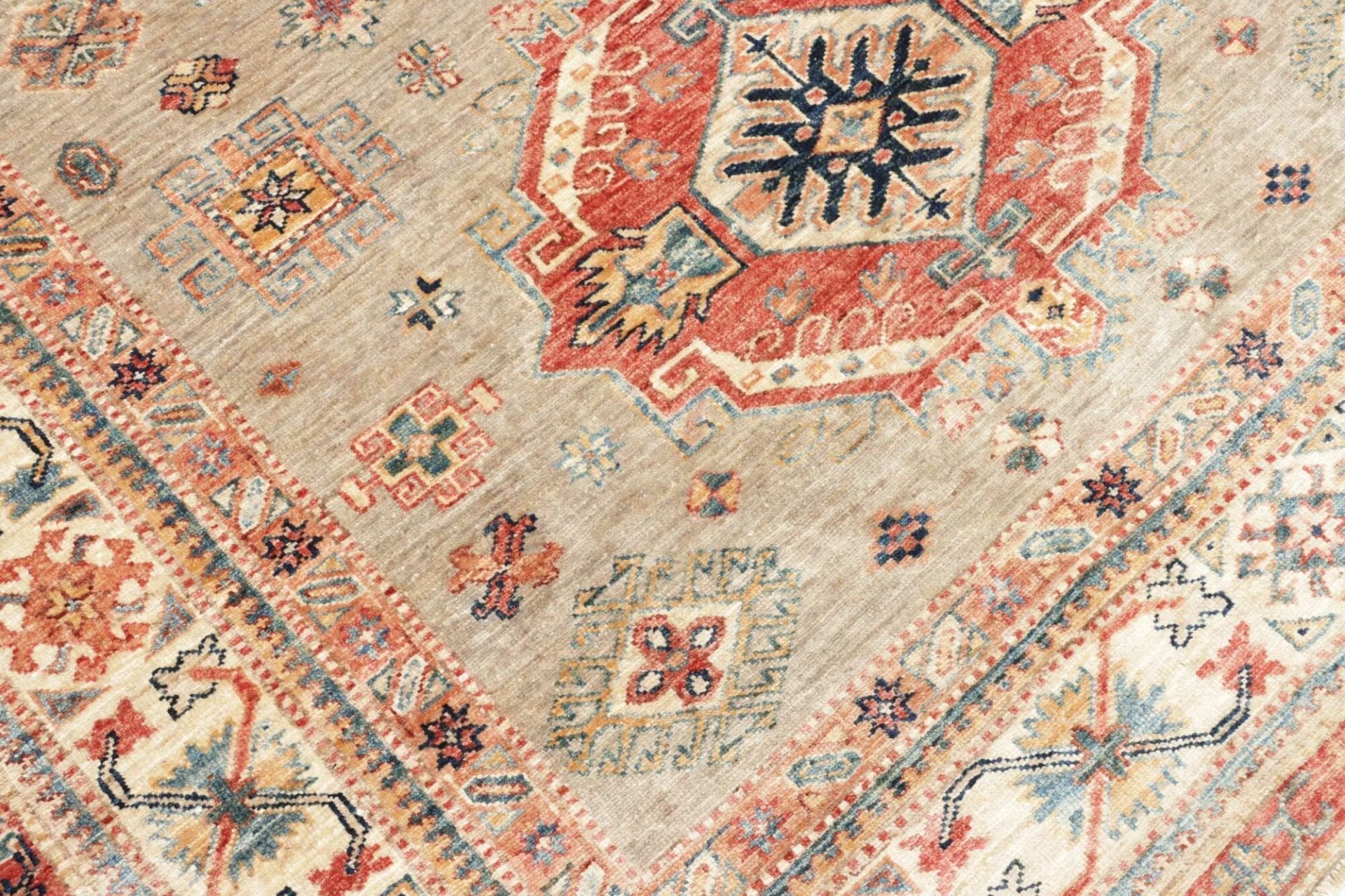 kazak-teppich-165-x-235-cm-mit-geometrischem-muster-handgeknupft-5 Hand-Knotted Wool Kazak Pakistani Rug, 165 × 235 cm