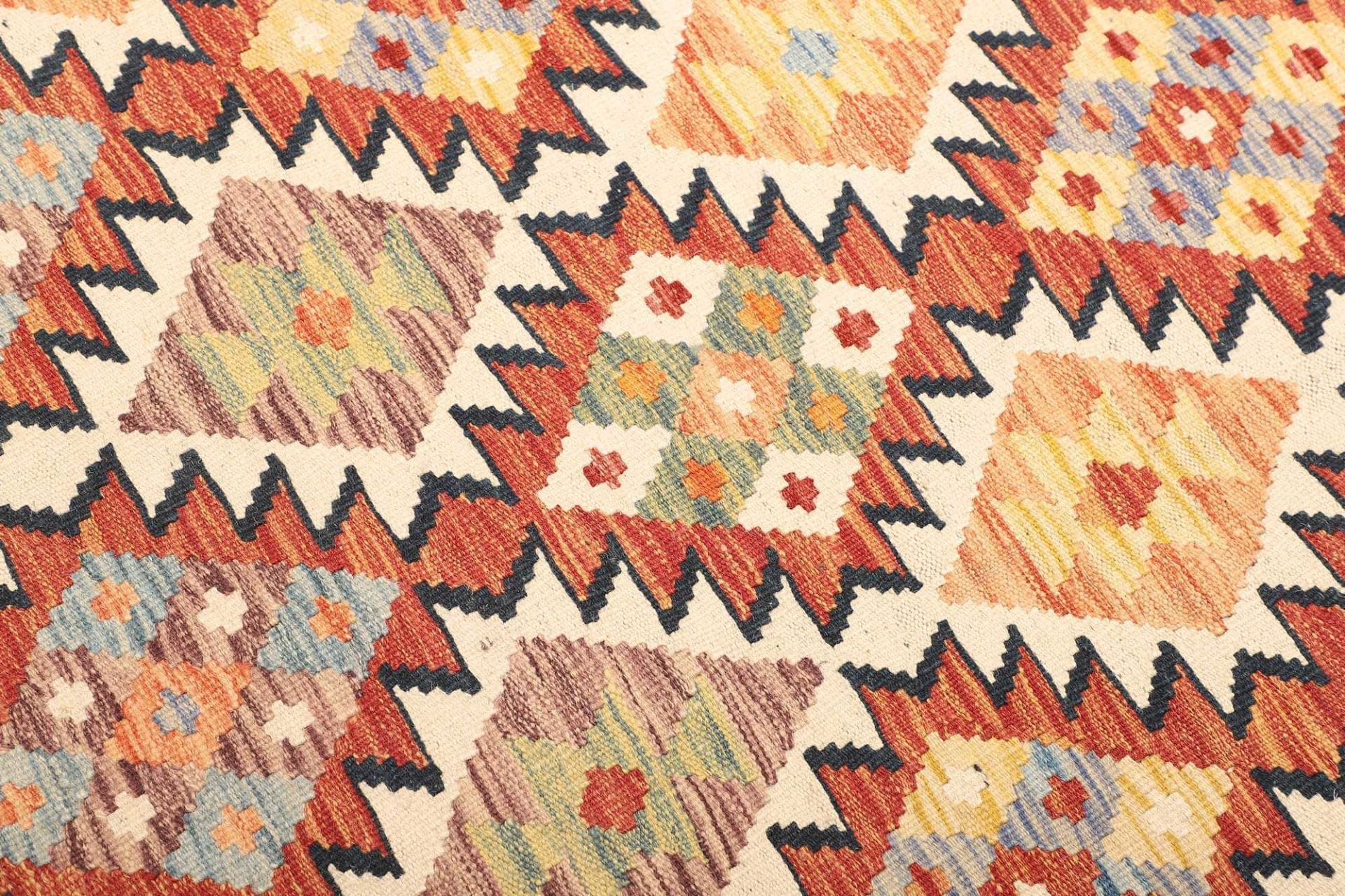 handgewebter-kelim-teppich-123-x-188cm-aus-schurwolle-rustikal-3 Hand-Woven Wool Kilim Pakistani Rug, 123 × 188 cm