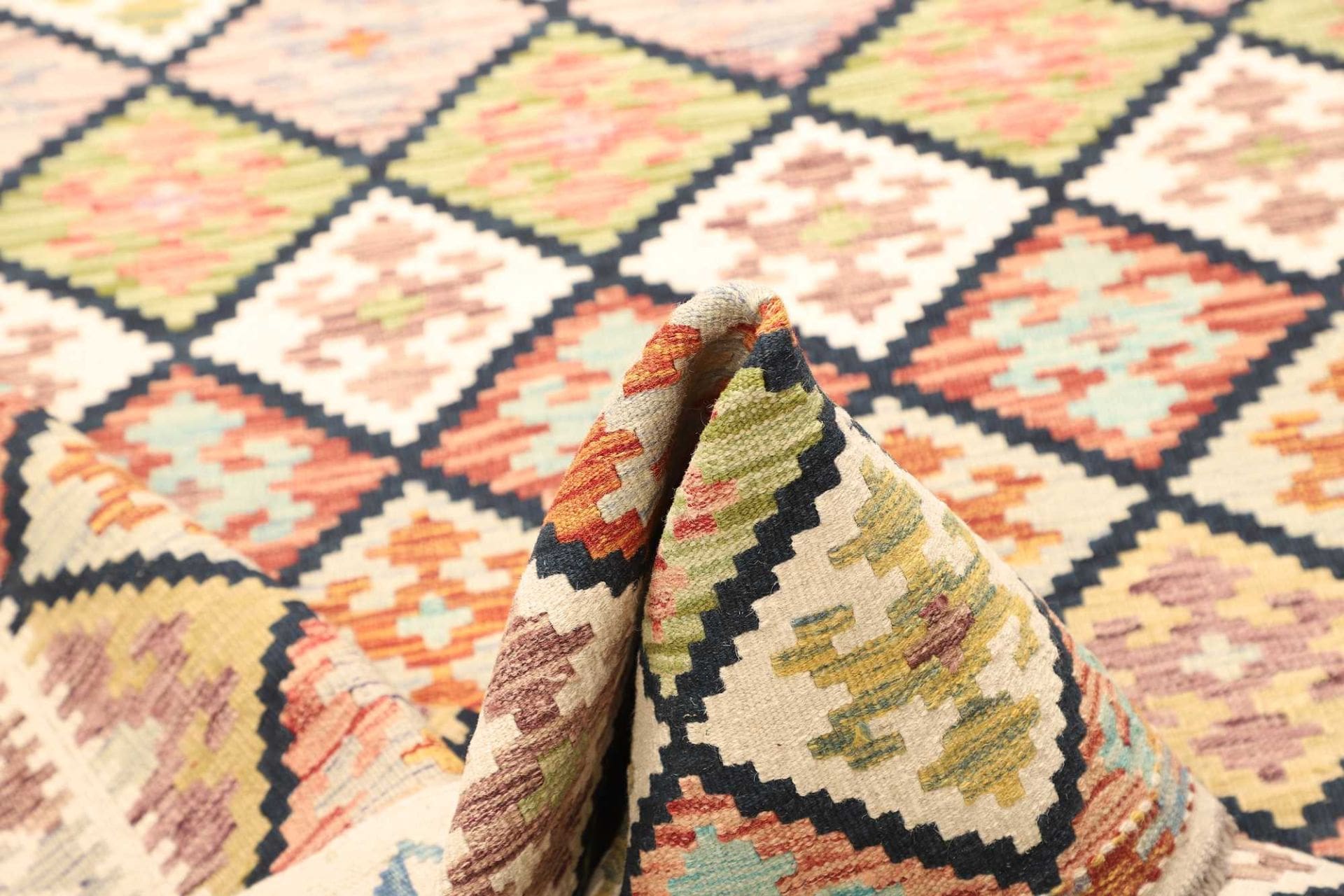 Hand-Woven Wool Kilim Pakistani Rug, 129 × 182 cm