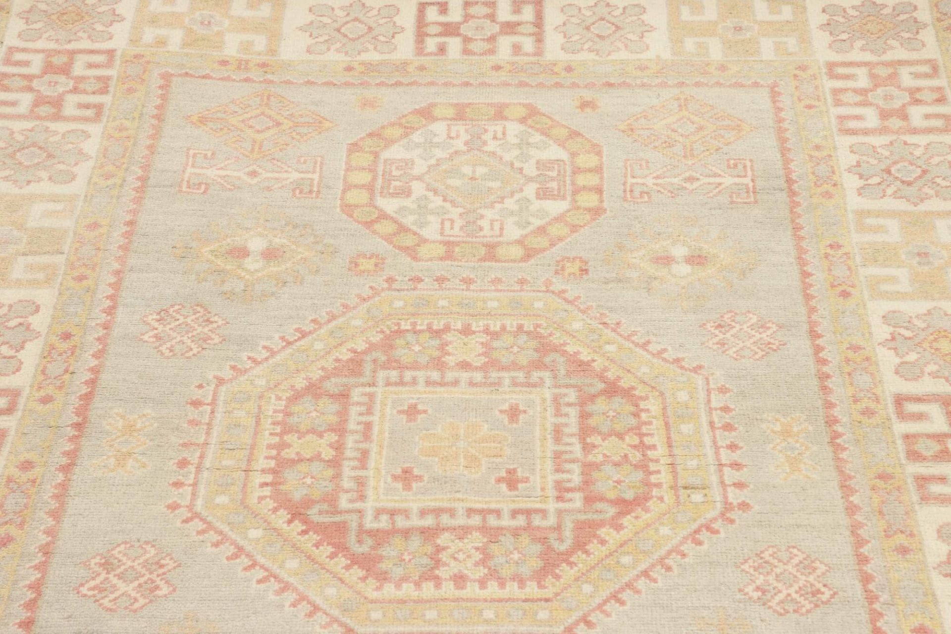 kazak-orientteppich-123-x-172-cm-geometrisches-muster-handgeknupft-7 Kazak Pakistani Rug 123 × 172 cm, Wool, hand-knotted