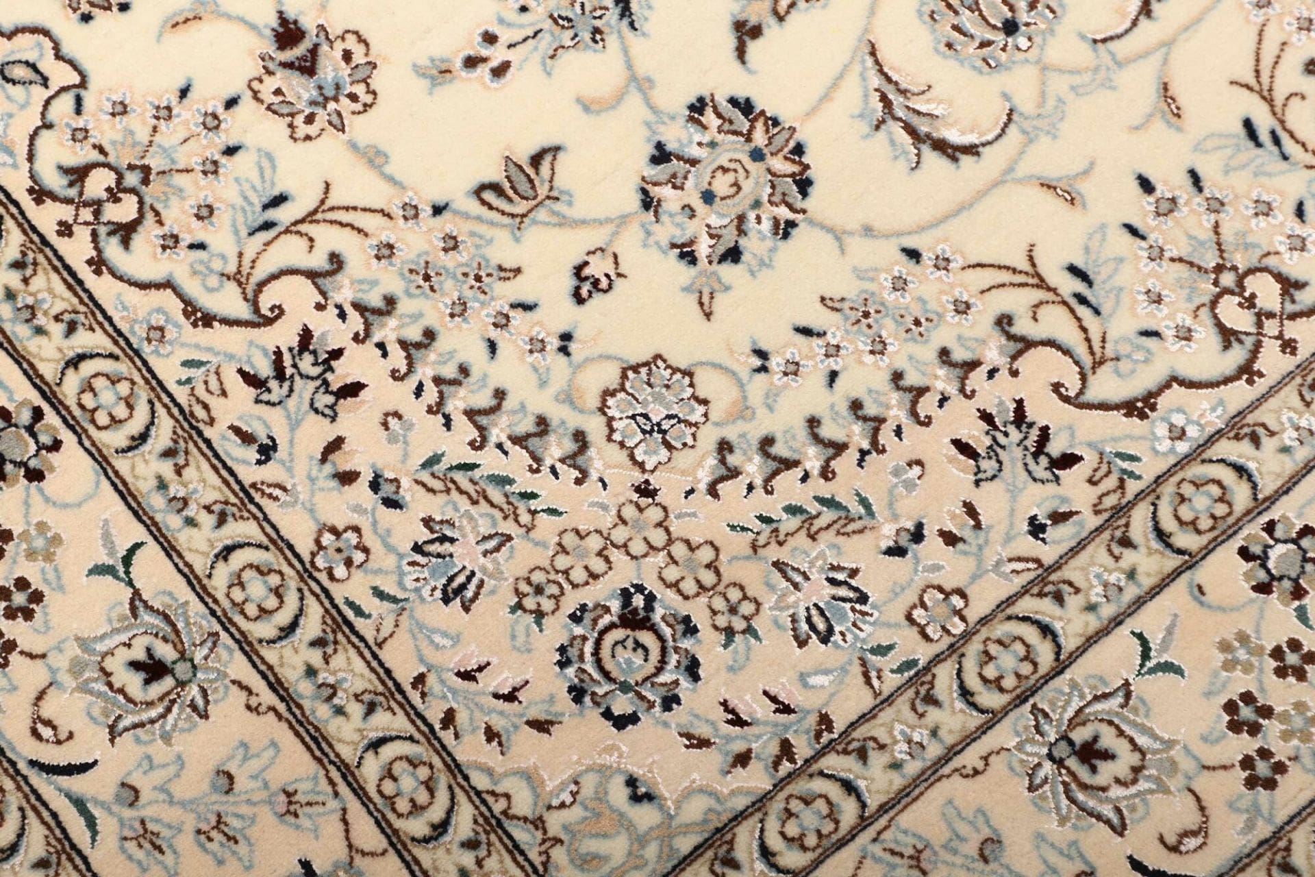 Hand-Knotted Wool Nain Persian Rug, 126 × 188 cm