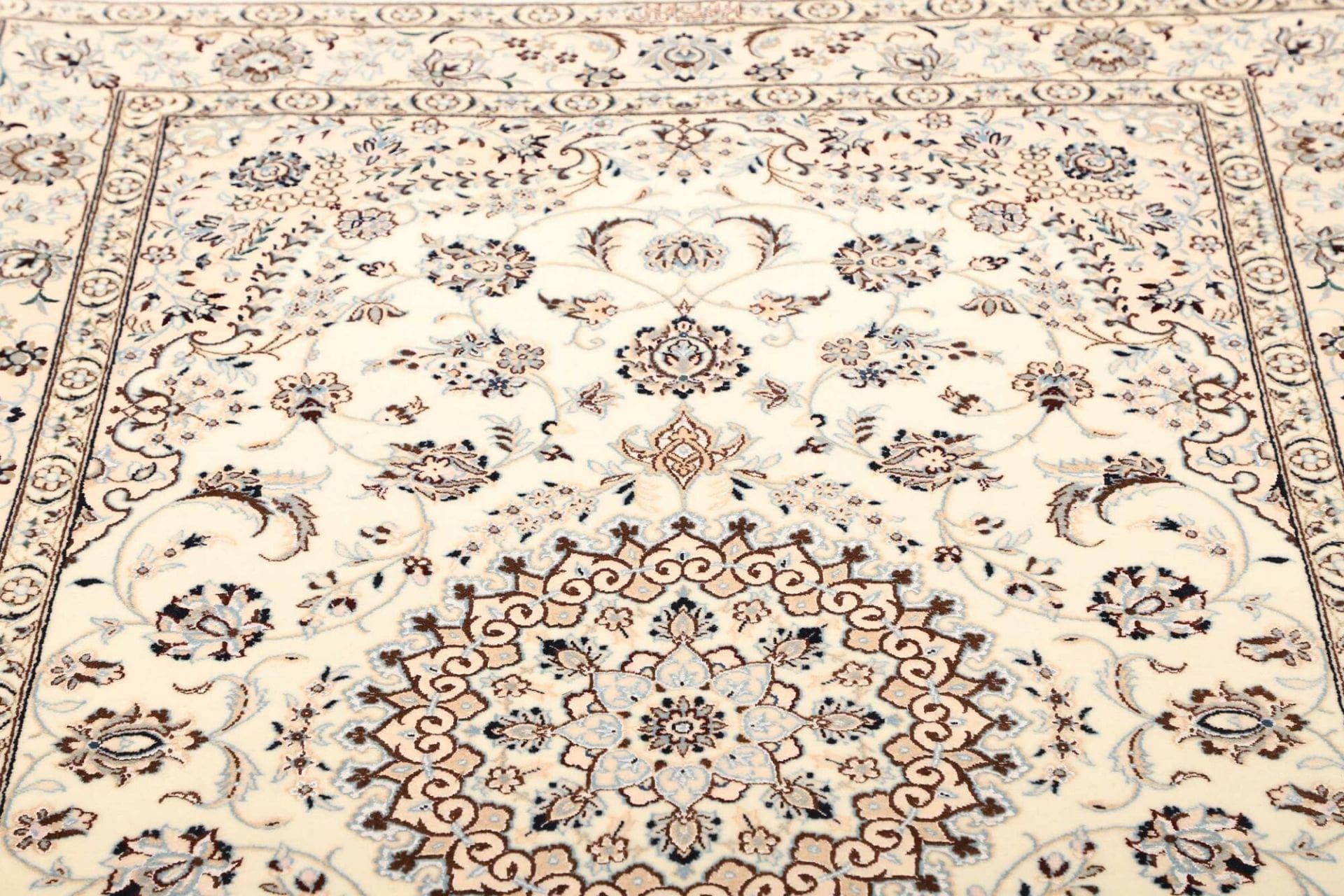 Hand-Knotted Wool Nain Persian Rug, 126 × 188 cm