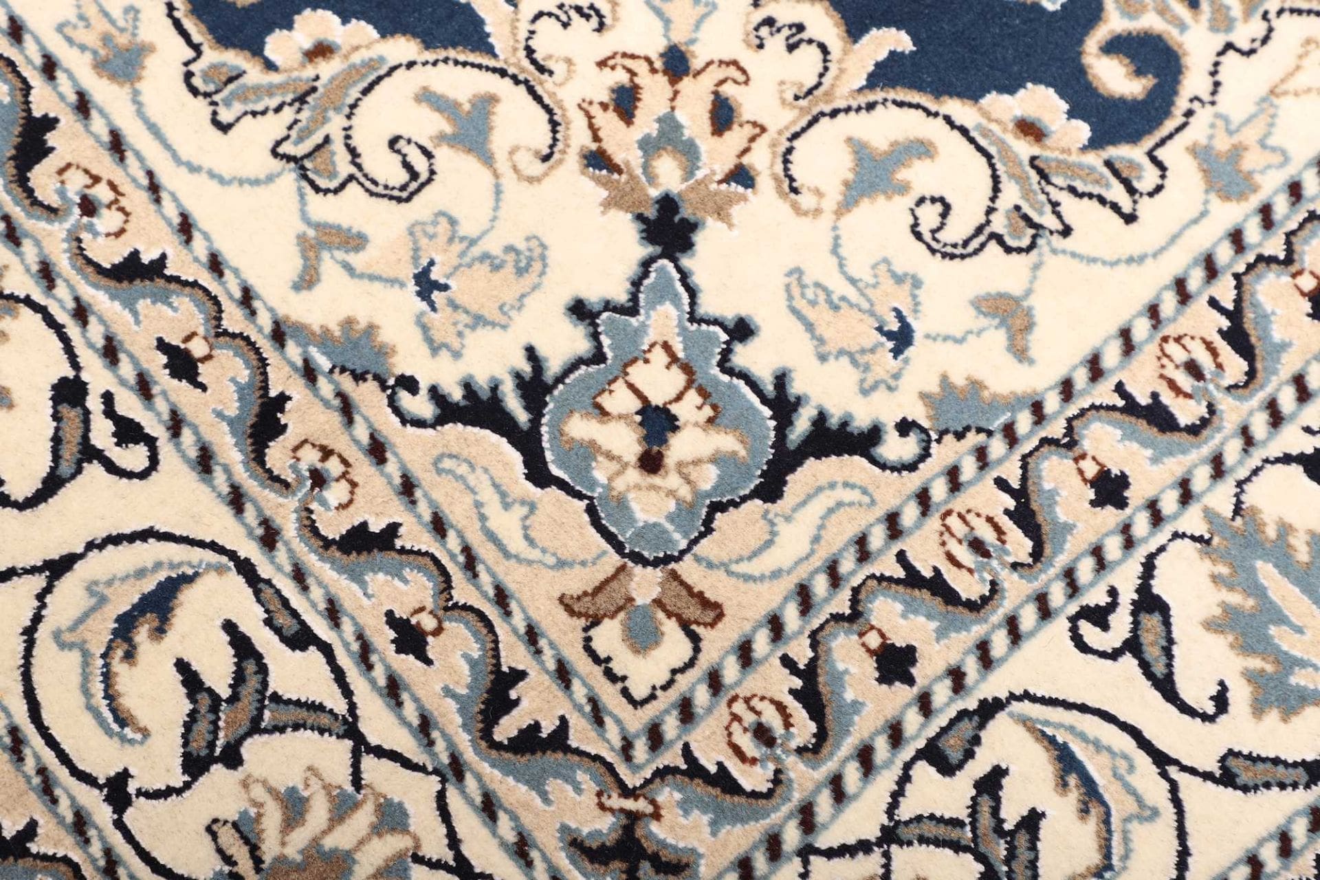 Nain Persian Rug — hand-knotted, 156 × 207 cm, Wool