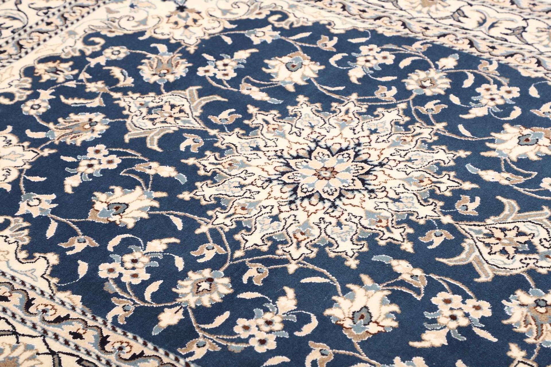 Nain Persian Rug — hand-knotted, 156 × 207 cm, Wool