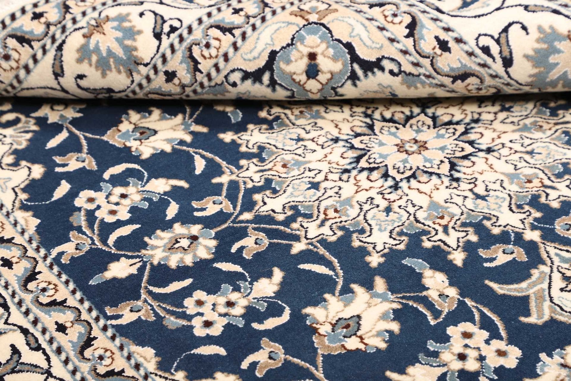 Nain Persian Rug — hand-knotted, 156 × 207 cm, Wool