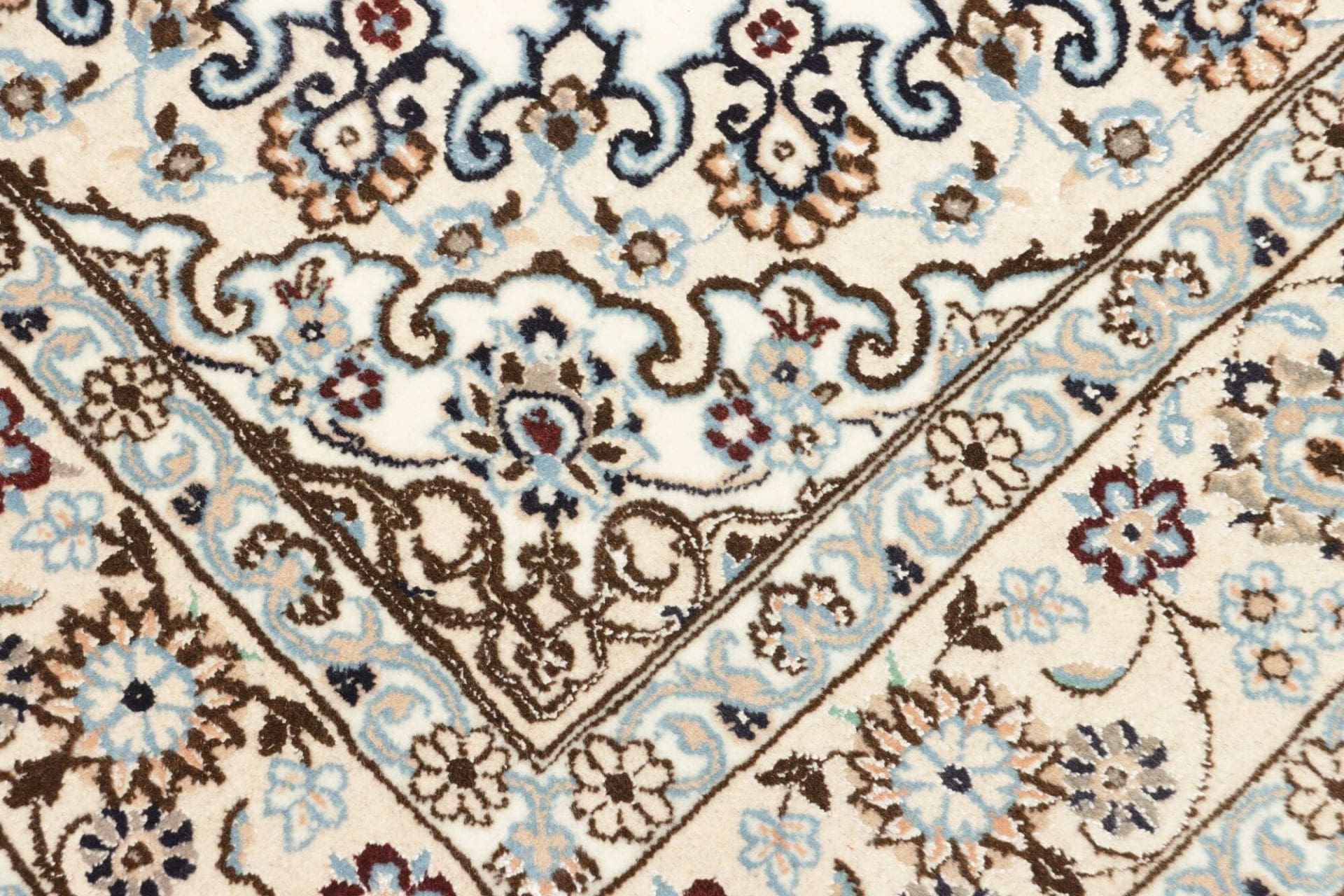 Nain Persian Rug — hand-knotted, 135 × 202 cm, Wool