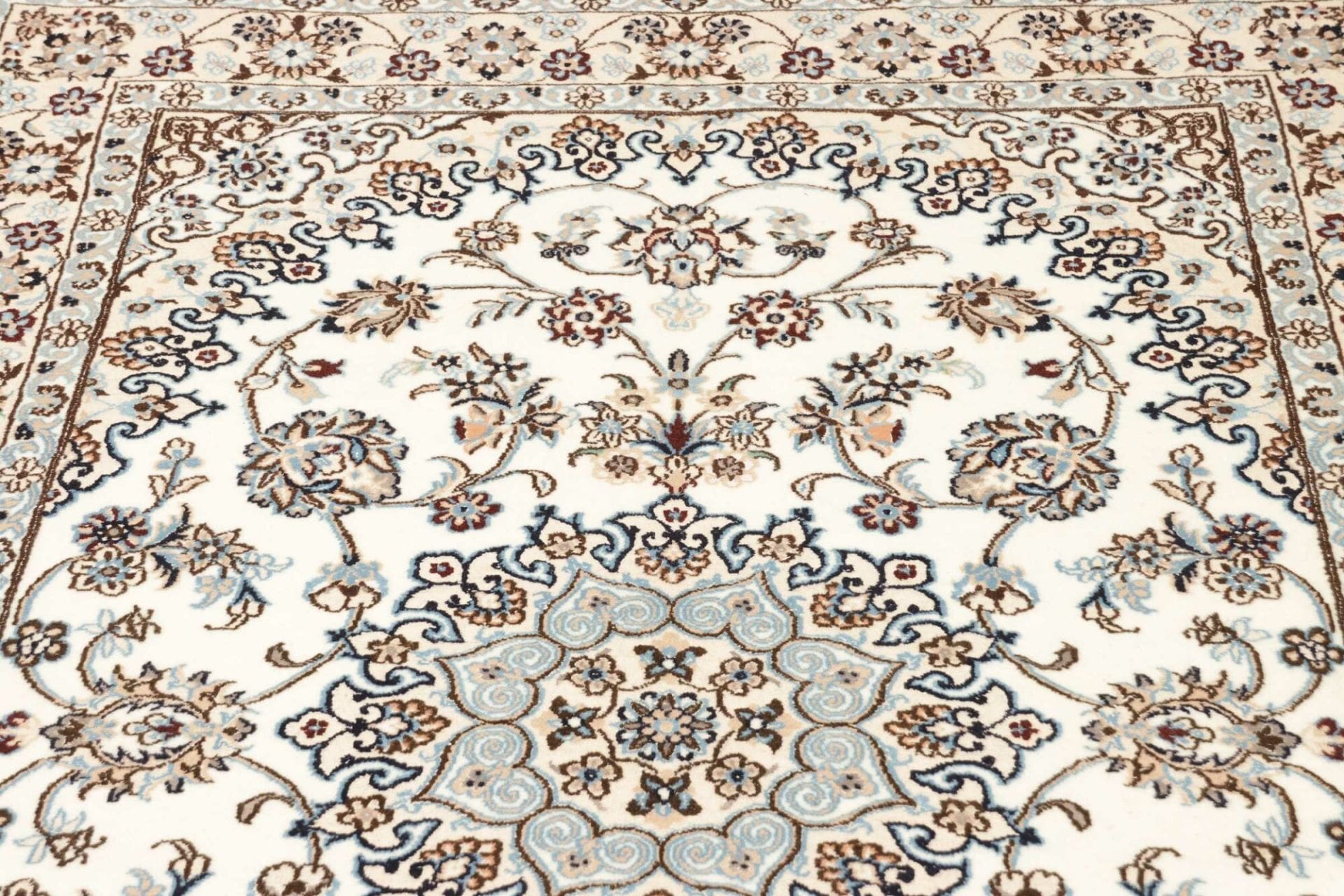 Nain Persian Rug — hand-knotted, 135 × 202 cm, Wool