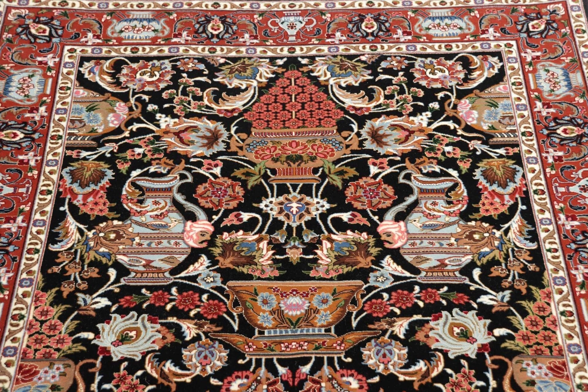 Isfahan Persian Rug 106 × 157 cm, Wool, hand-knotted