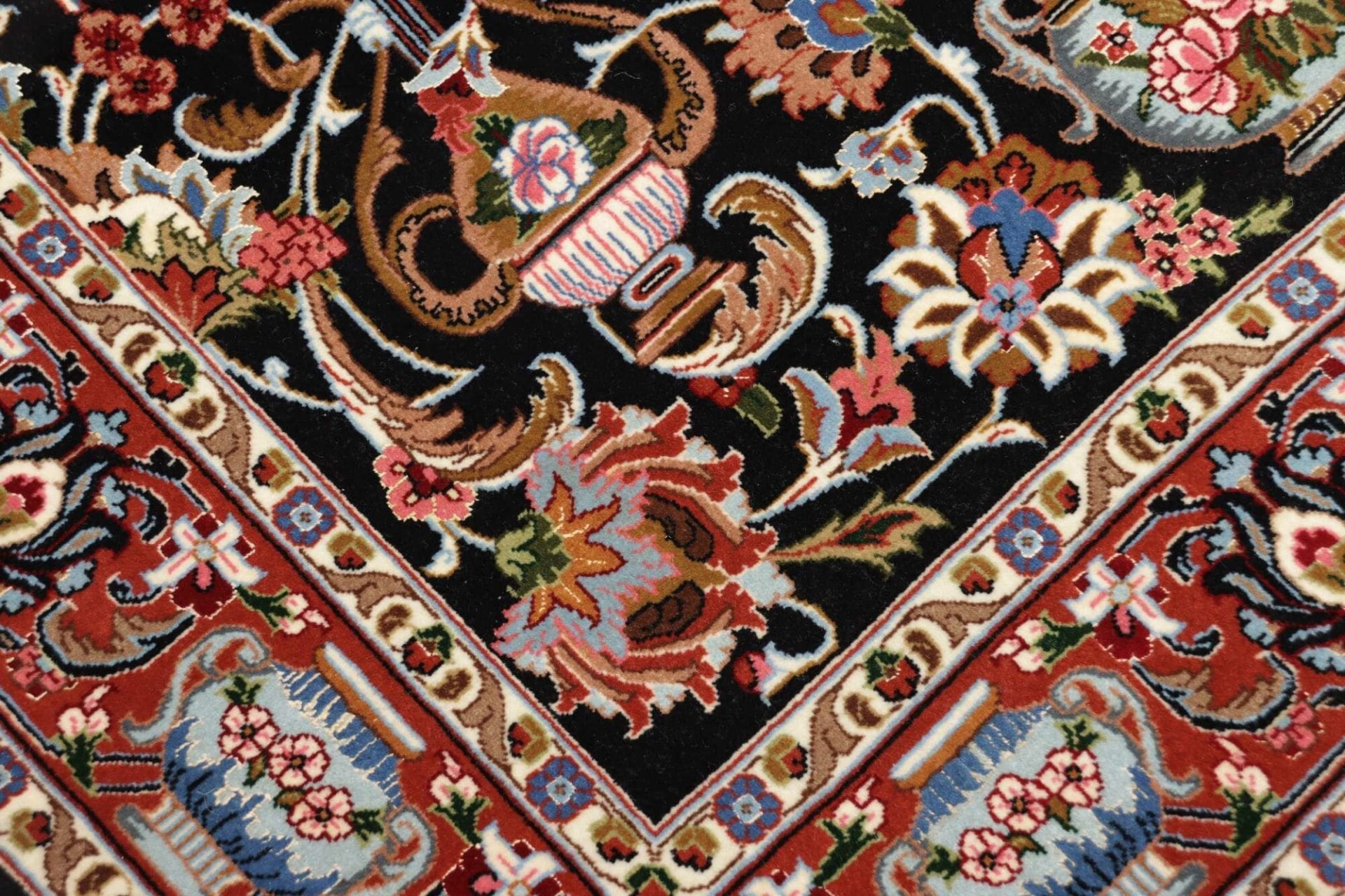 Isfahan Persian Rug 106 × 157 cm, Wool, hand-knotted