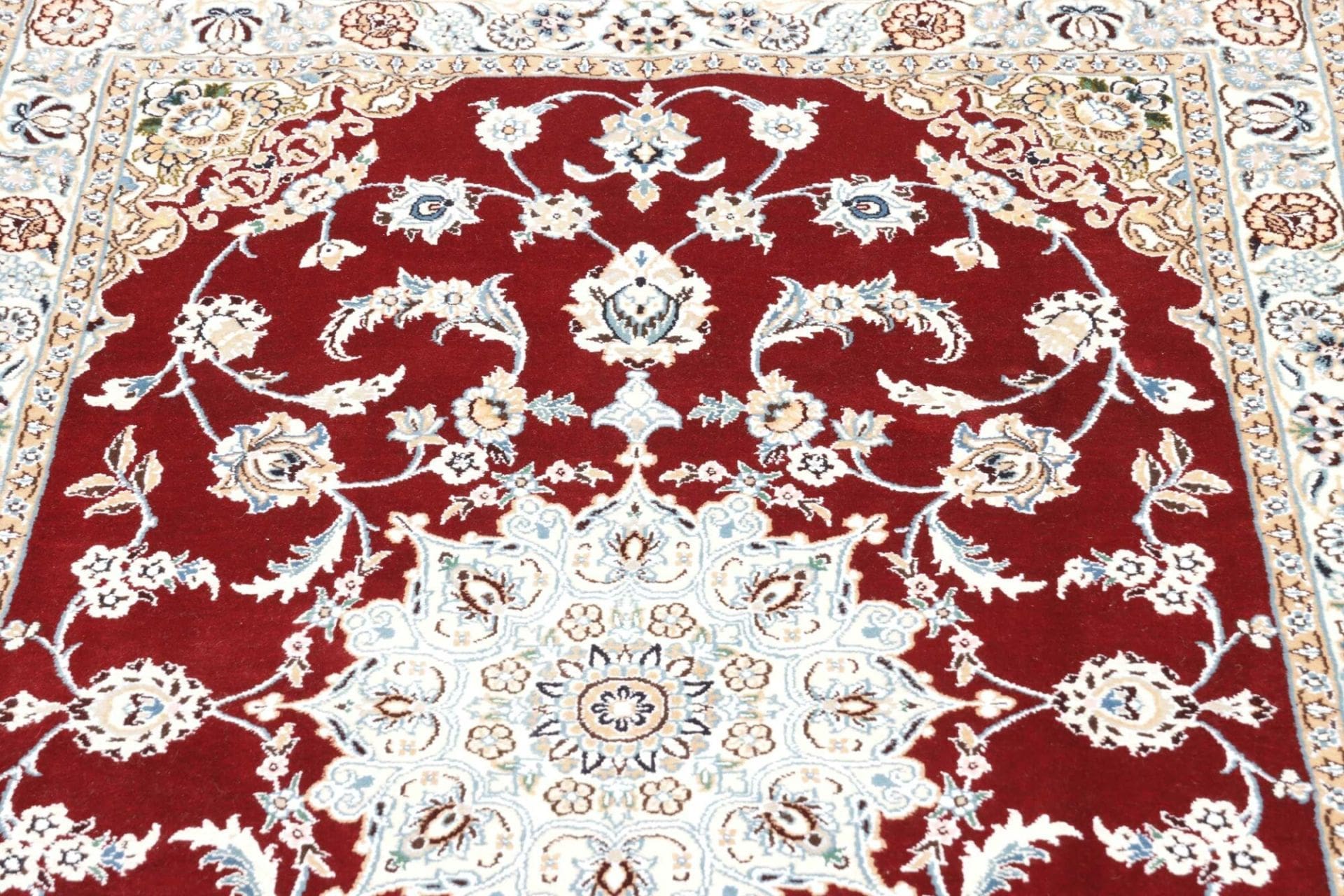 Nain Persian Rug — hand-knotted, 104 × 162 cm, Wool