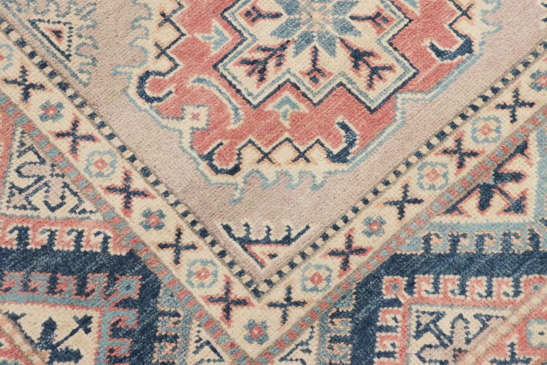handgeknupfter-kazak-teppich-99-x-141cm-geometrisches-muster-orientteppich-5 Kazak Pakistani Rug — hand-knotted, 99 × 141 cm, Wool