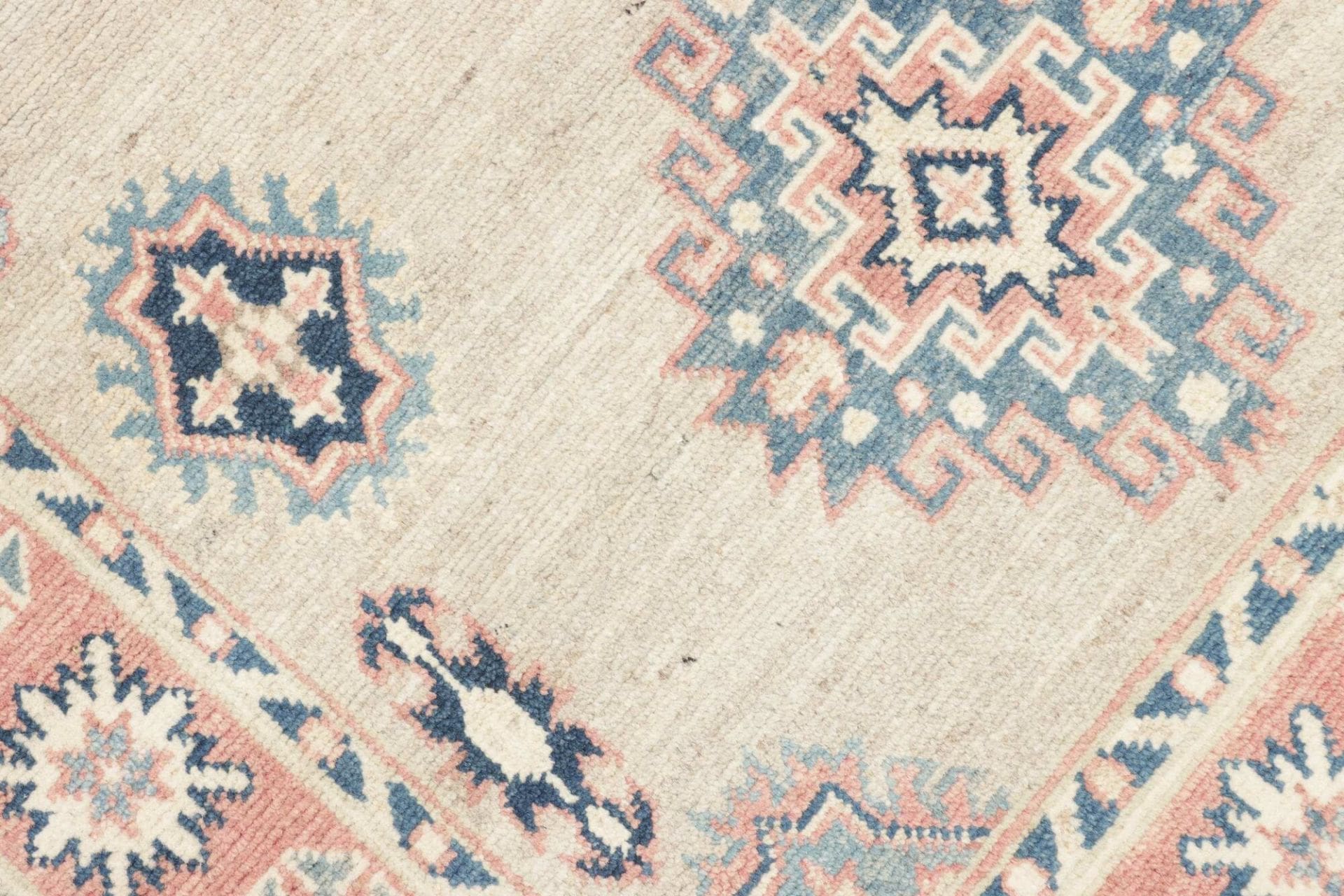 kazak-orientteppich-97x138cm-geometrisches-muster-handgeknupft-5 Kazak Pakistani Rug 97 × 138 cm, Wool, hand-knotted