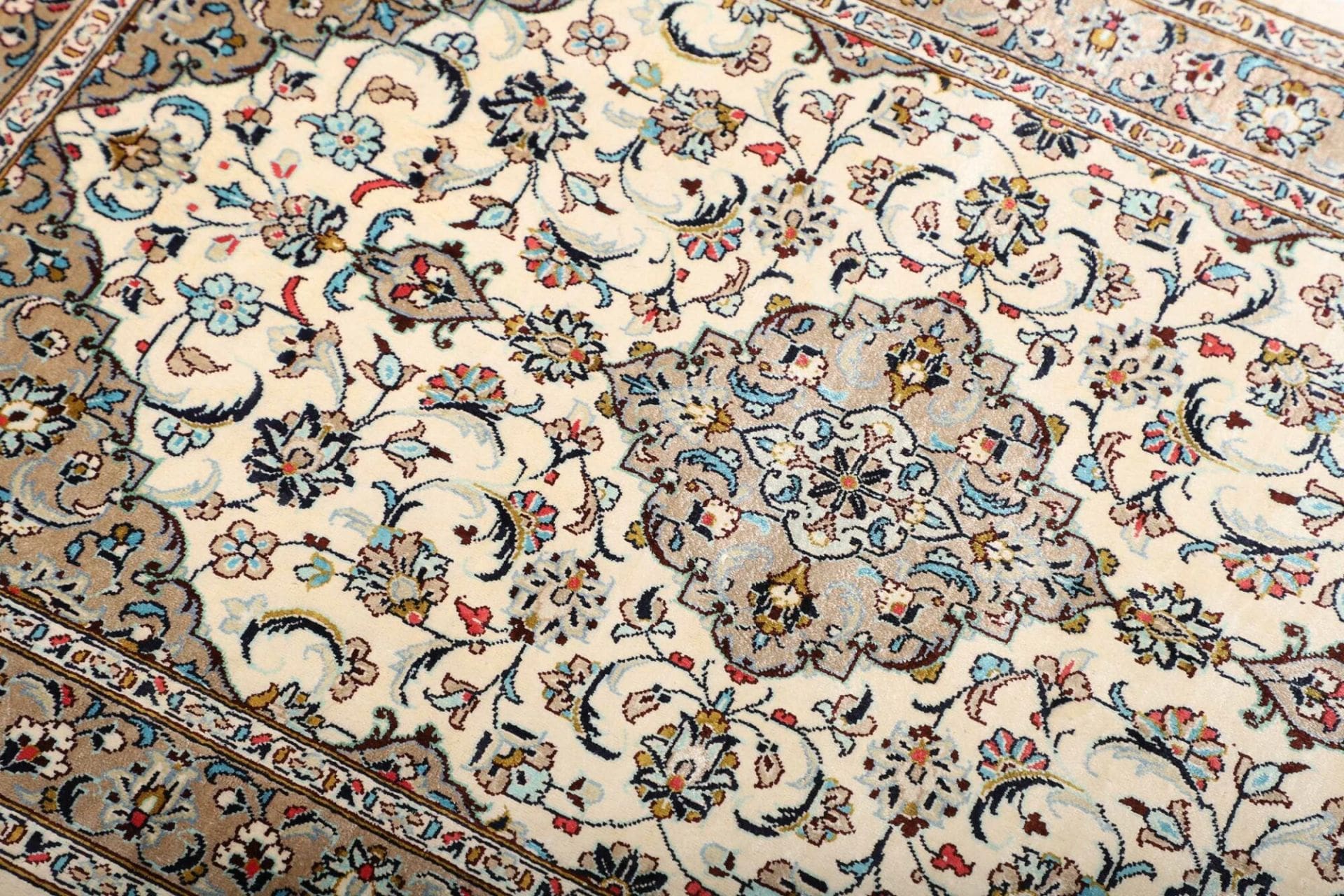 exklusiver-ghom-teppich-61-x-90-cm-seide-handgeknupft-perserteppich-6 Qom Persian Rug 61 × 90 cm, Silk, hand-knotted