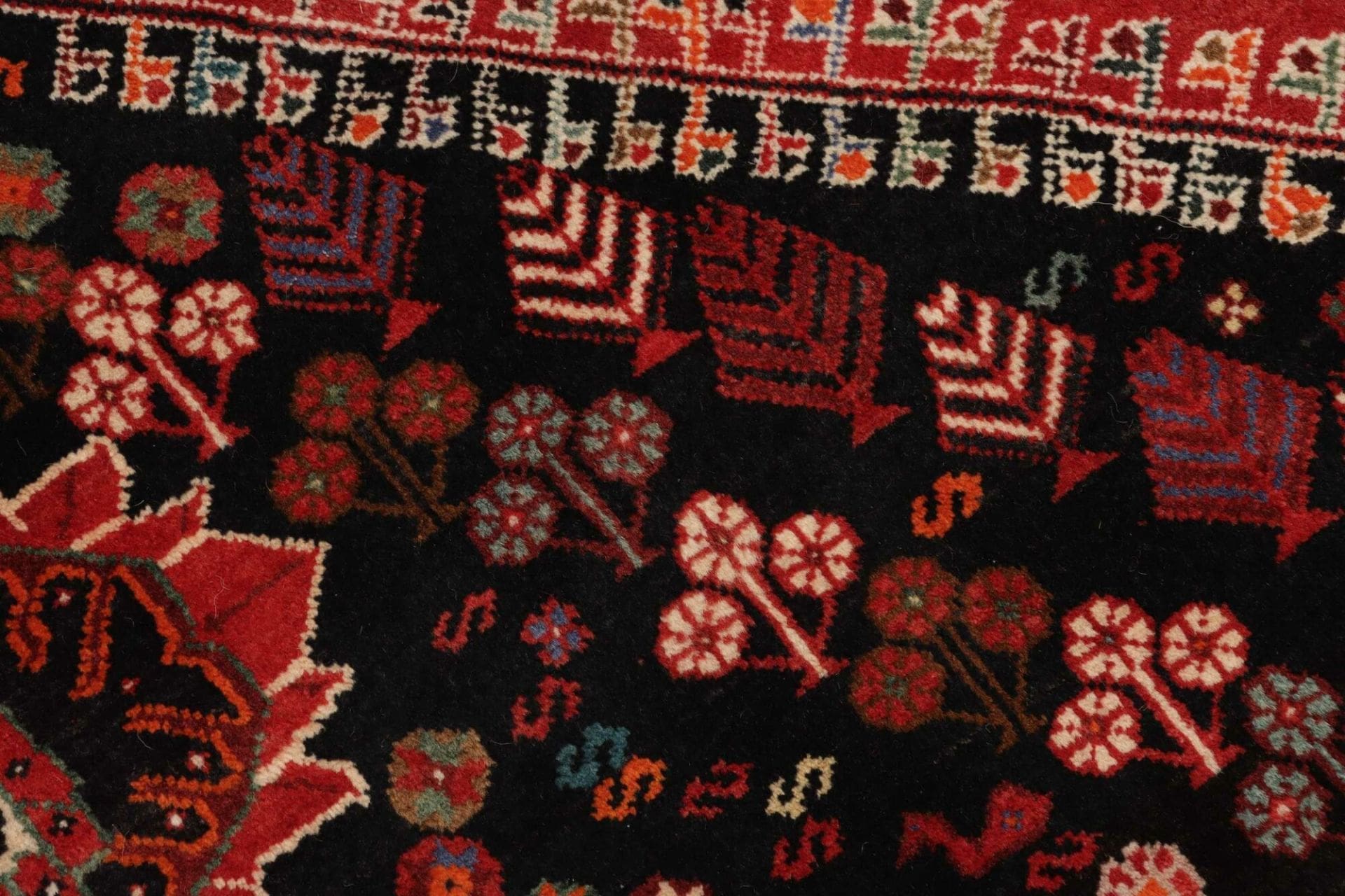Hand-Knotted Wool Shiraz Persian Rug, 179 × 270 cm