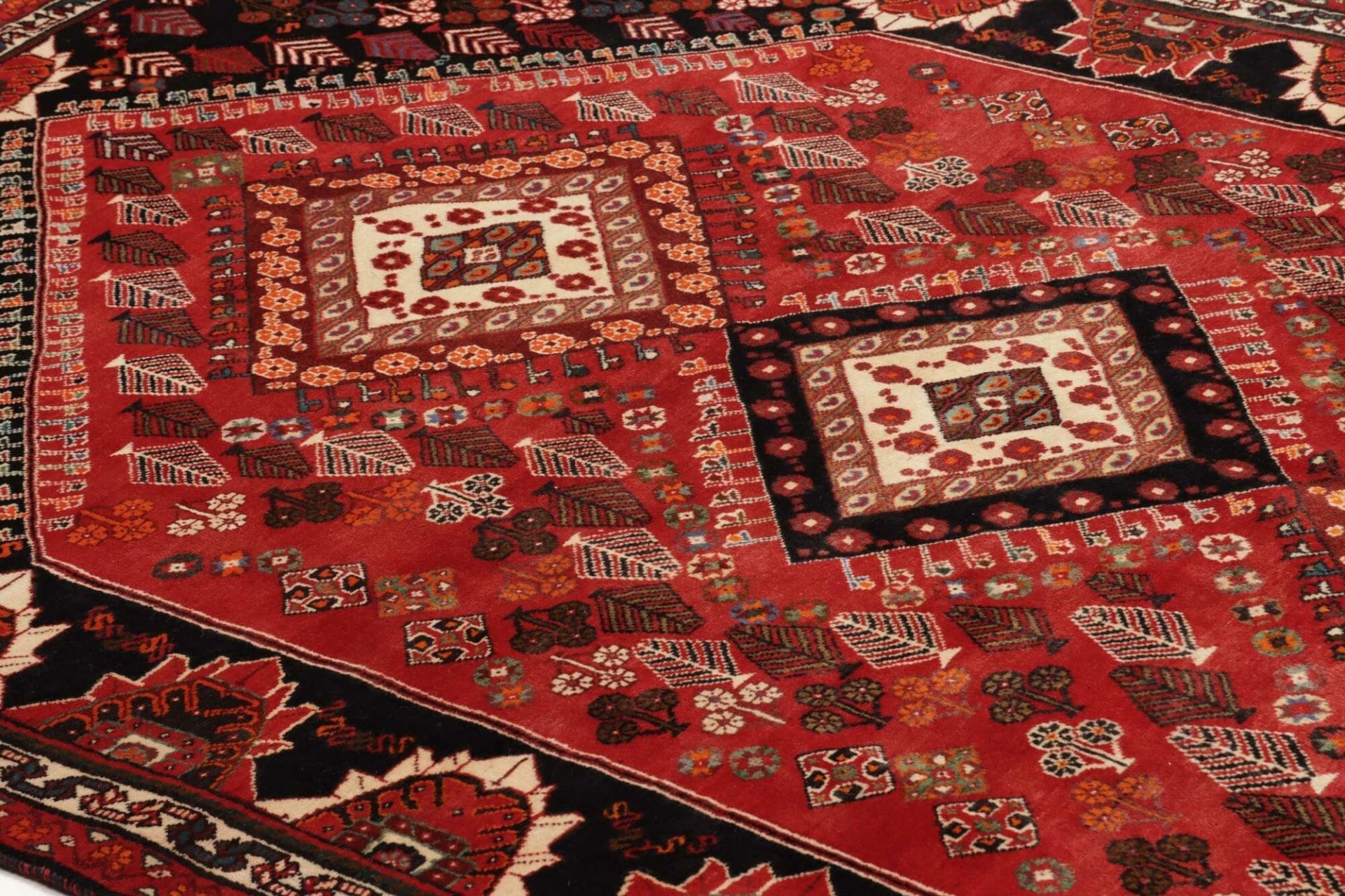 Hand-Knotted Wool Shiraz Persian Rug, 179 × 270 cm