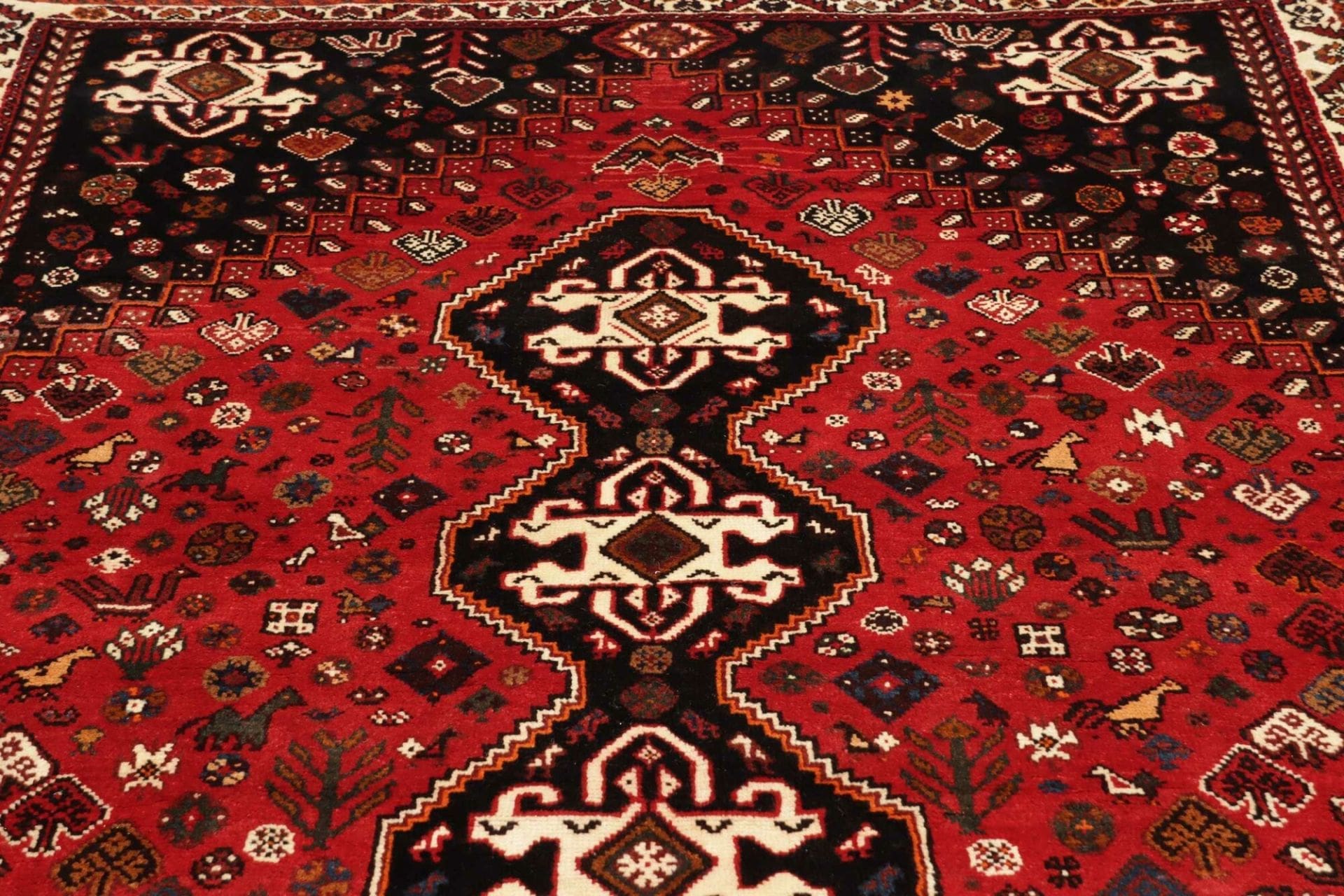 shiraz-orientteppich-178-x-262cm-geometrisches-muster-handgeknupft-7 Shiraz Persian Rug — hand-knotted, 178 × 262 cm, Wool