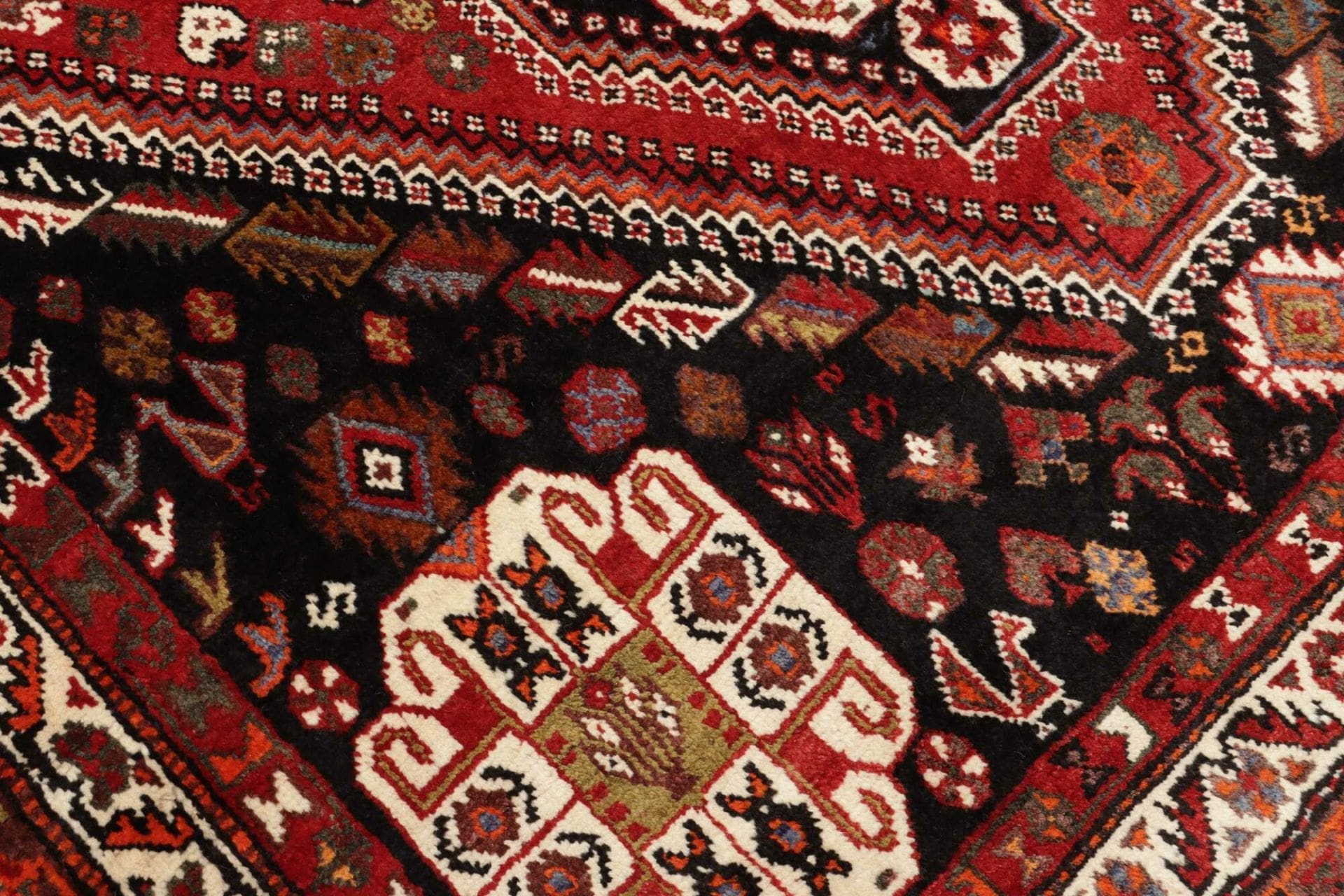 Hand-Knotted Wool Shiraz Persian Rug, 185 × 270 cm