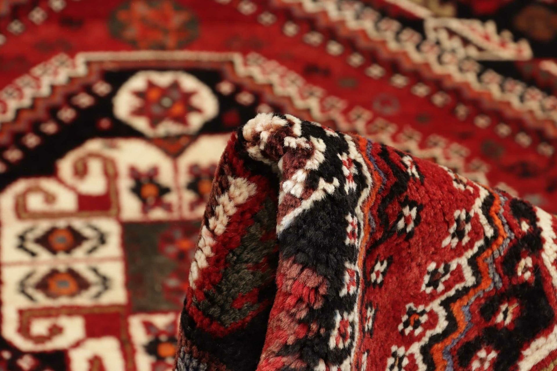 Hand-Knotted Wool Shiraz Persian Rug, 185 × 270 cm