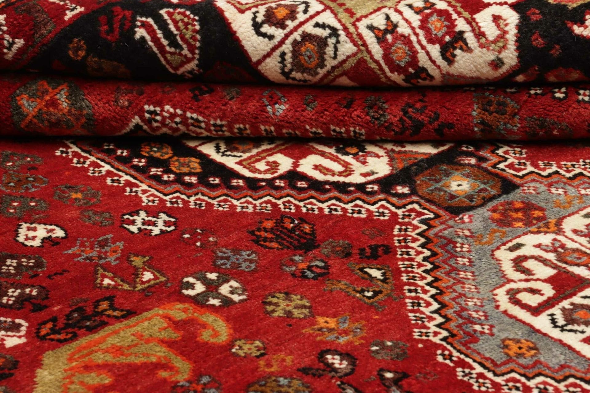 Hand-Knotted Wool Shiraz Persian Rug, 185 × 270 cm