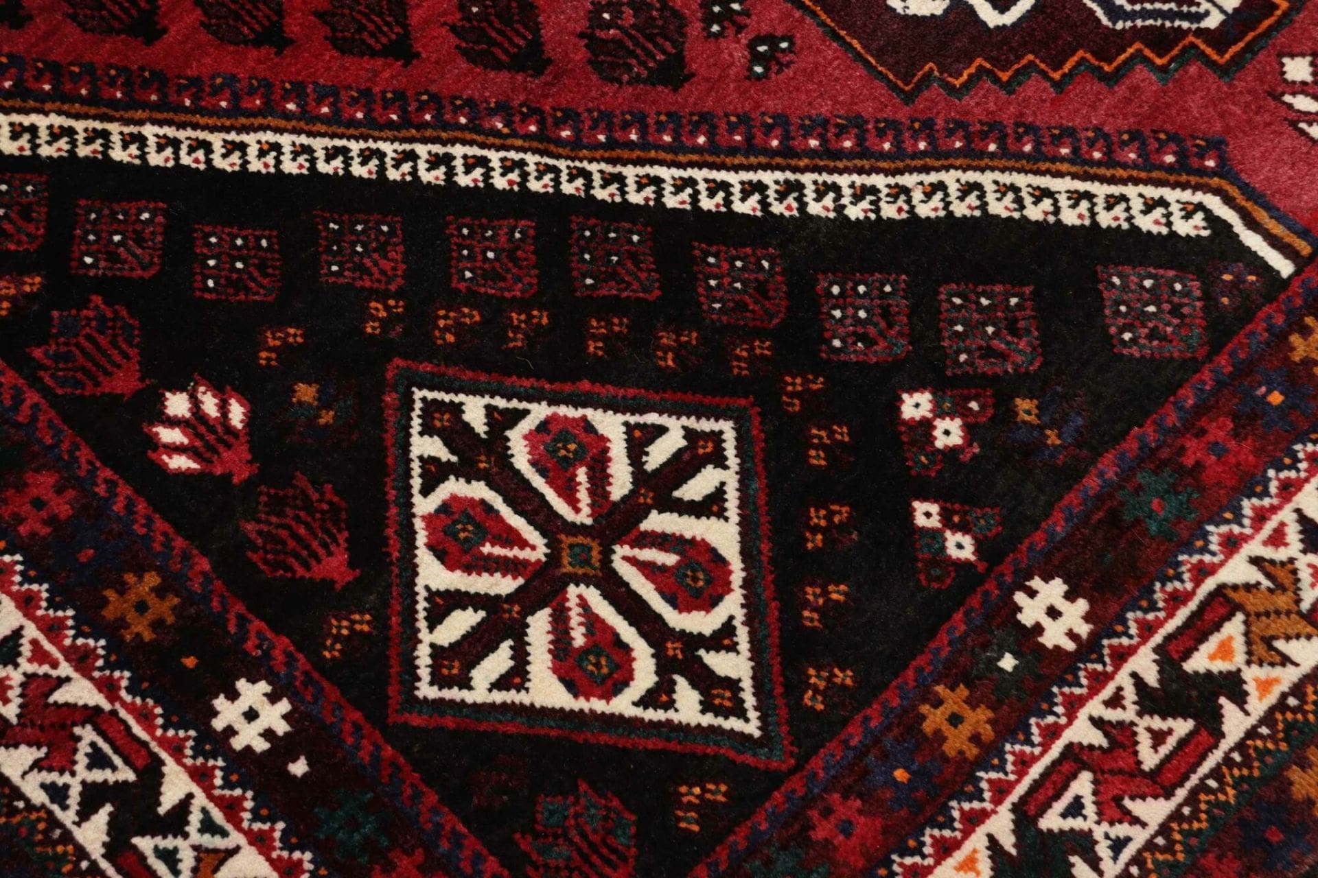 Shiraz Persian Rug 183 × 268 cm, Wool, hand-knotted