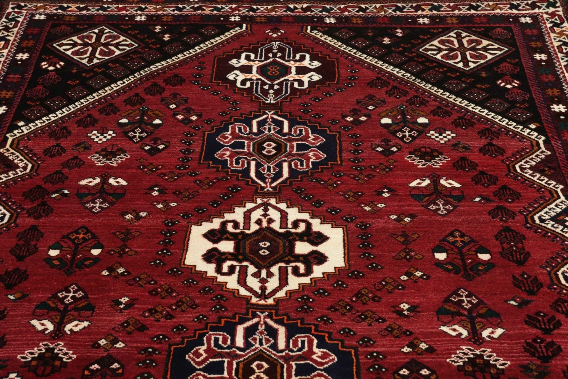 Shiraz Persian Rug 183 × 268 cm, Wool, hand-knotted