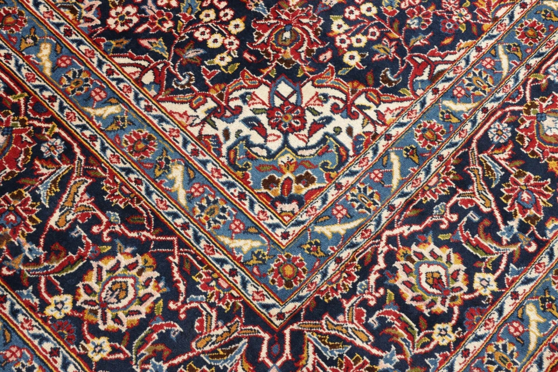 Hand-Knotted Wool Kashan Persian Rug, 271 × 396 cm