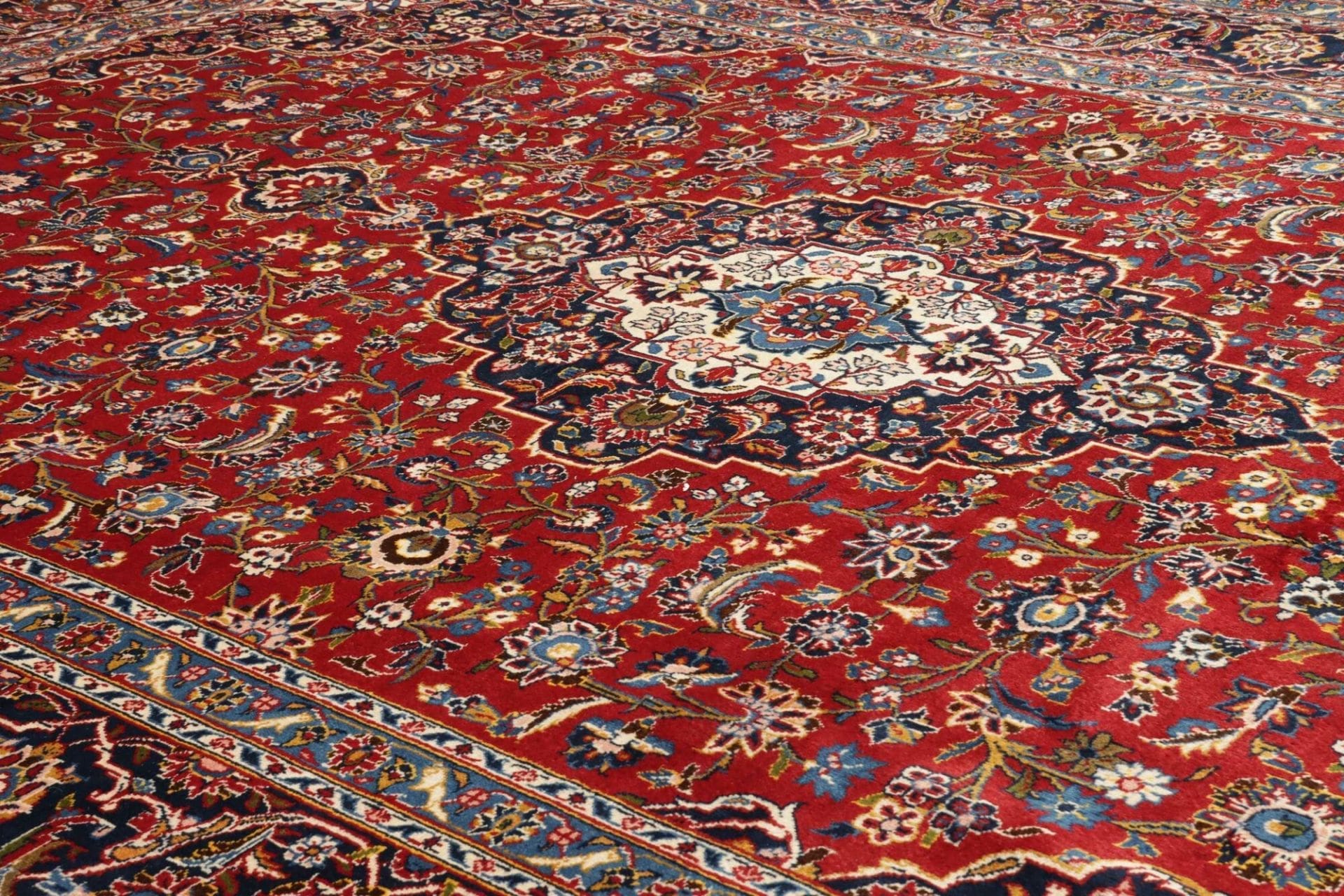 Hand-Knotted Wool Kashan Persian Rug, 271 × 396 cm