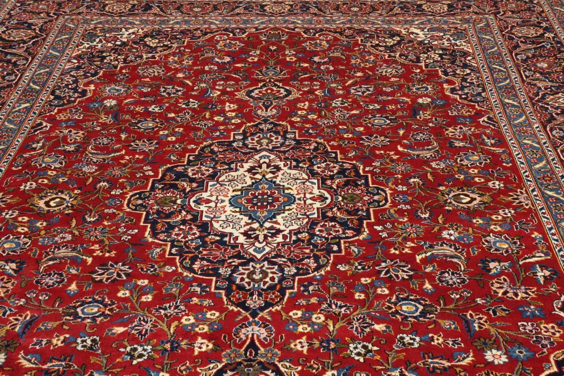 Hand-Knotted Wool Kashan Persian Rug, 271 × 396 cm