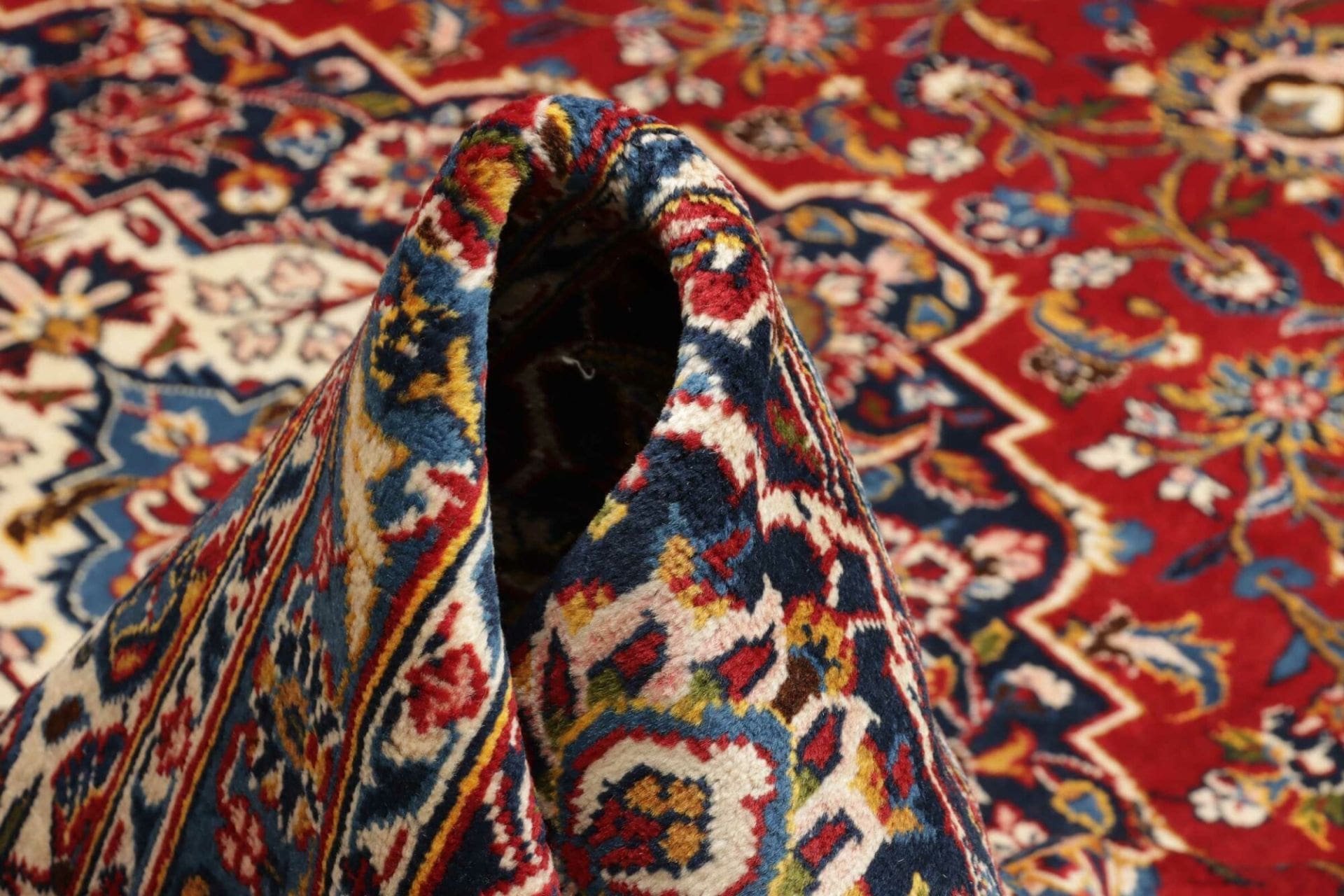 Hand-Knotted Wool Kashan Persian Rug, 271 × 396 cm