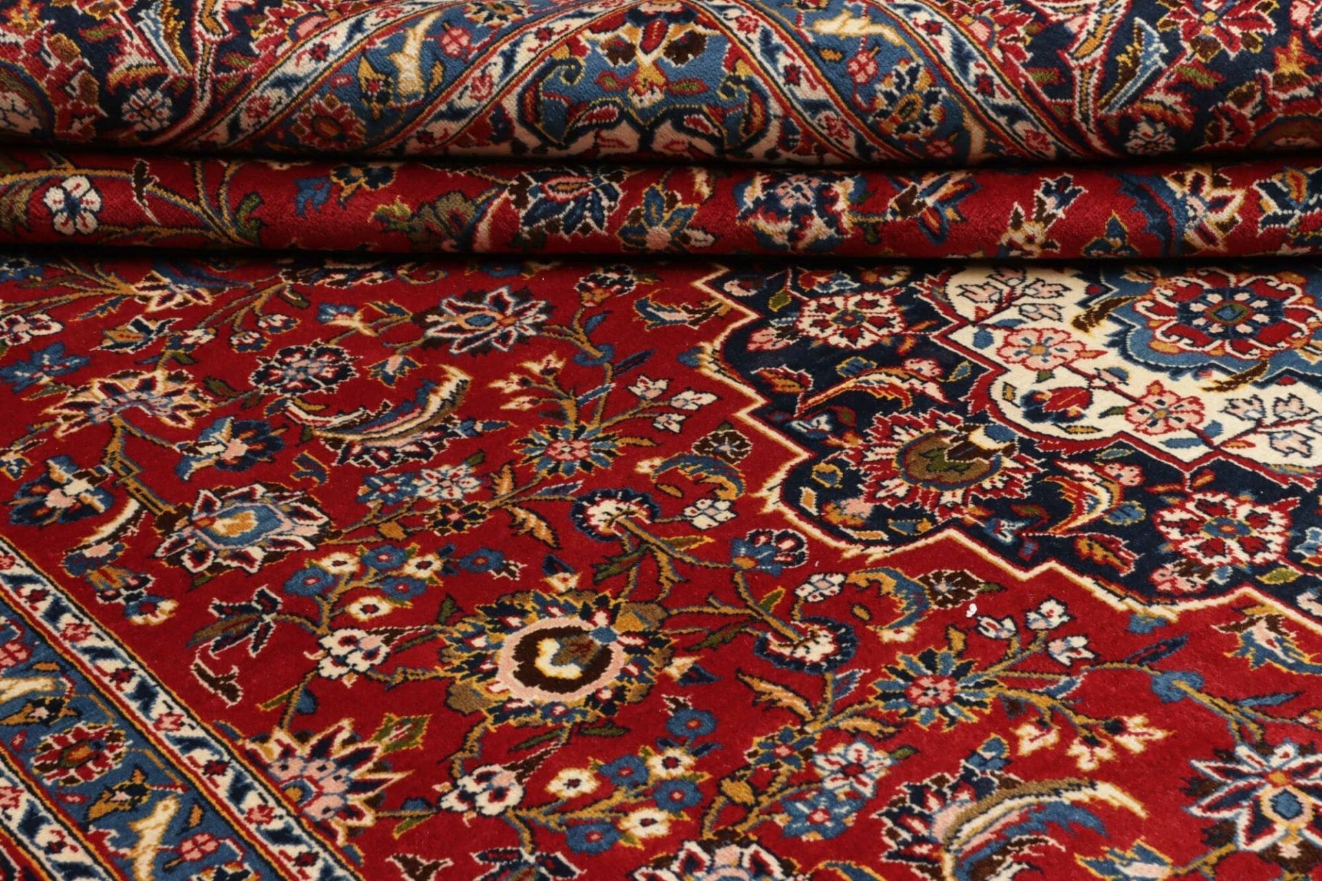 Hand-Knotted Wool Kashan Persian Rug, 271 × 396 cm