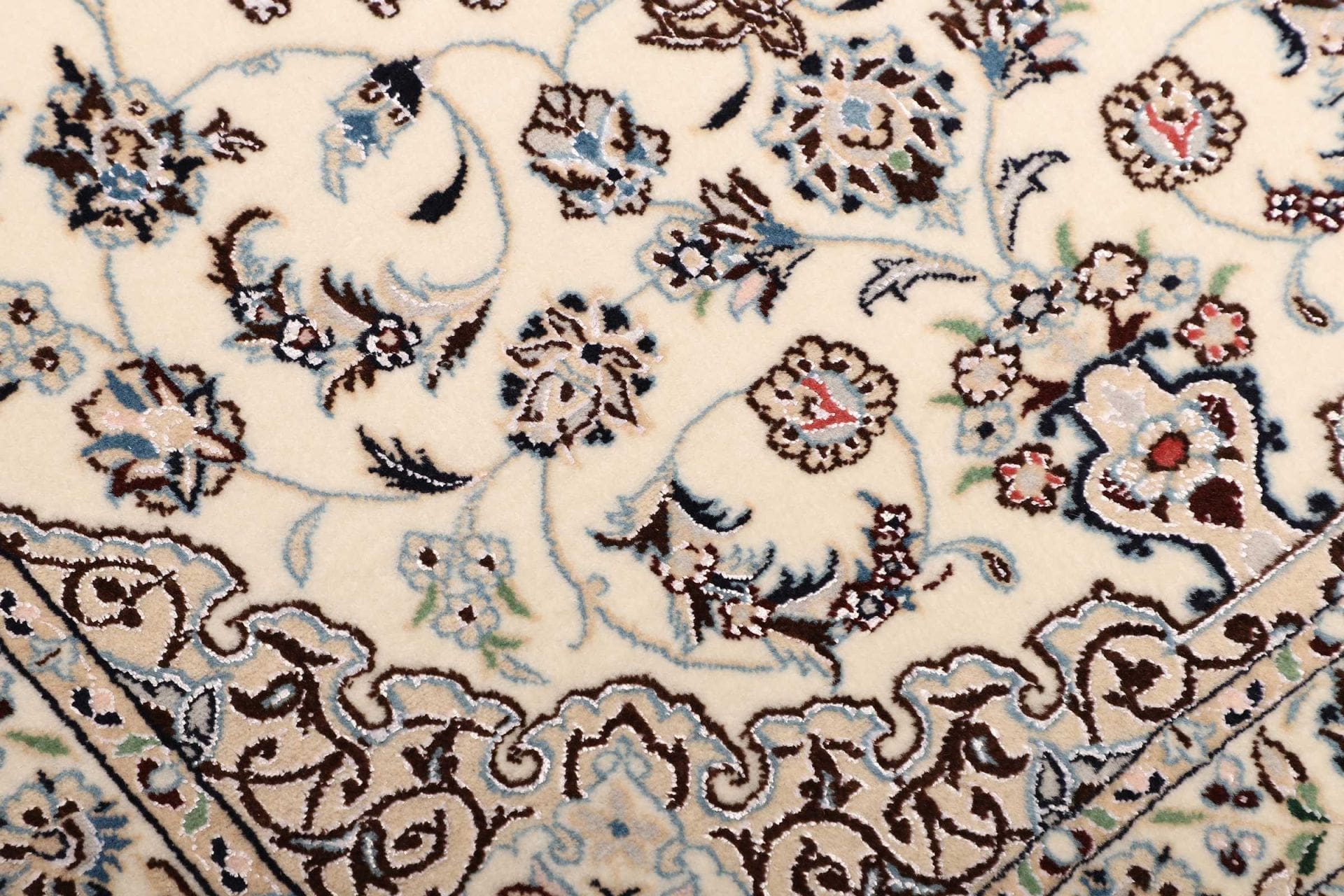 Hand-Knotted Wool Nain Persian Rug, 89 × 123 cm
