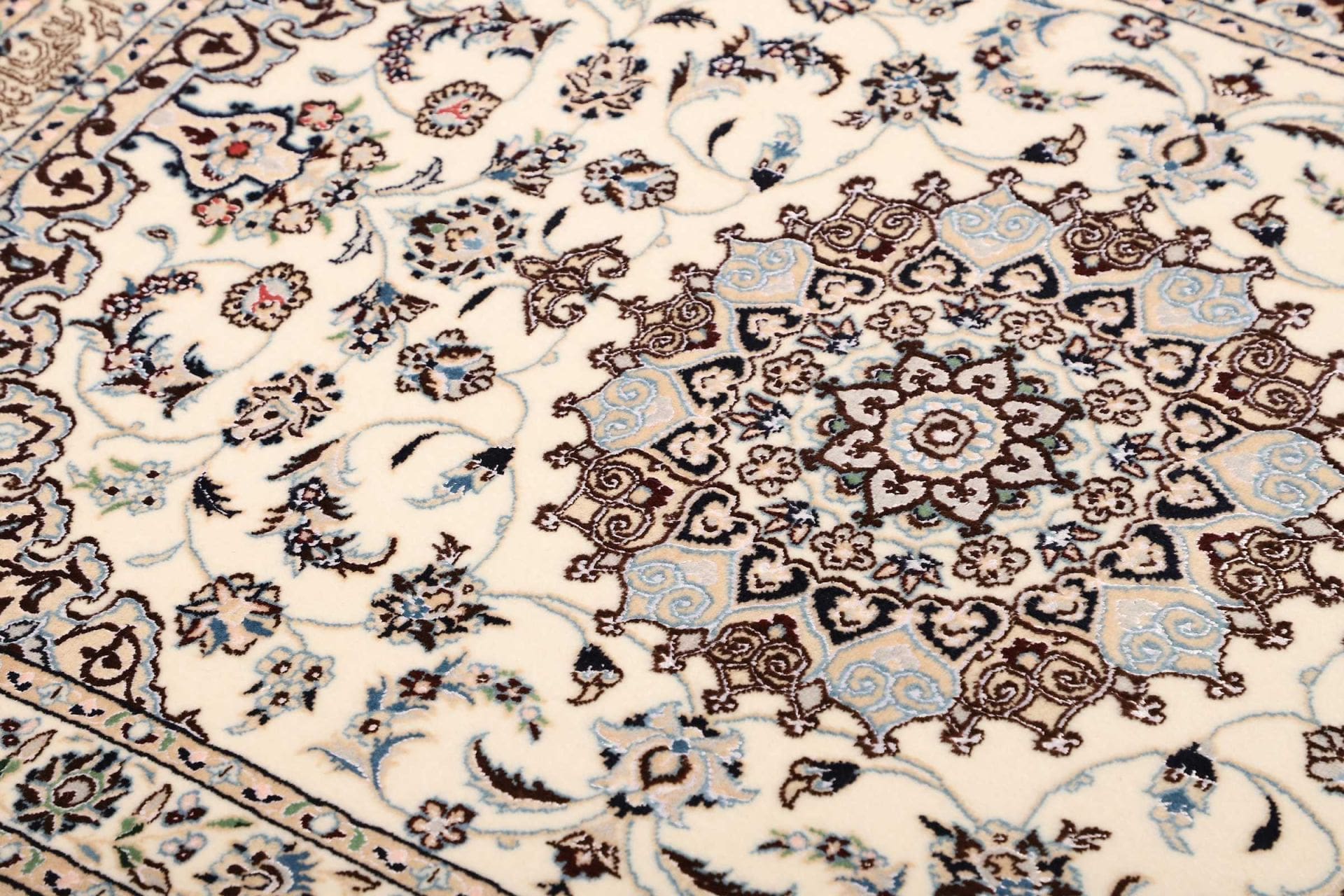 Hand-Knotted Wool Nain Persian Rug, 89 × 123 cm