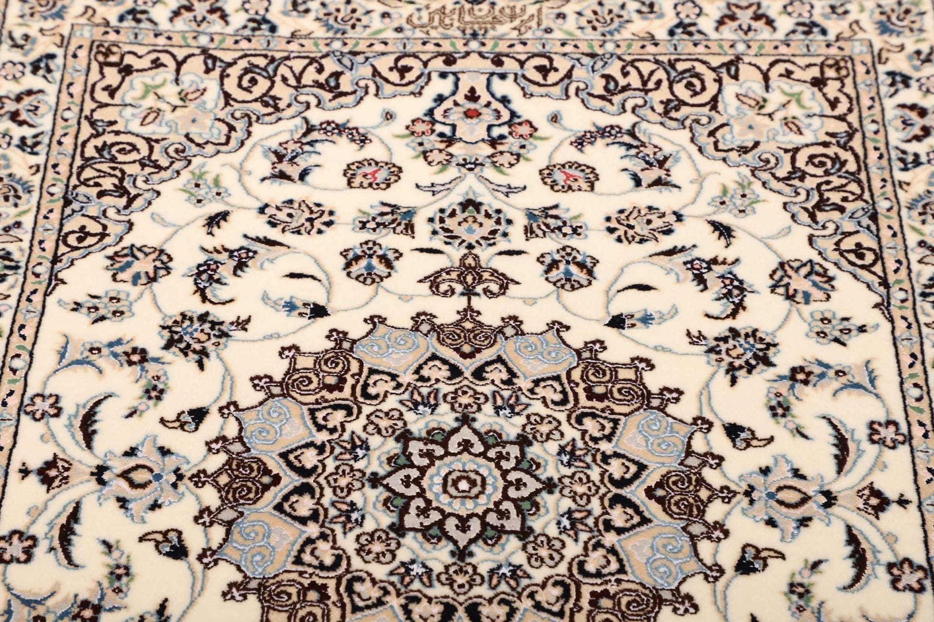 Hand-Knotted Wool Nain Persian Rug, 89 × 123 cm