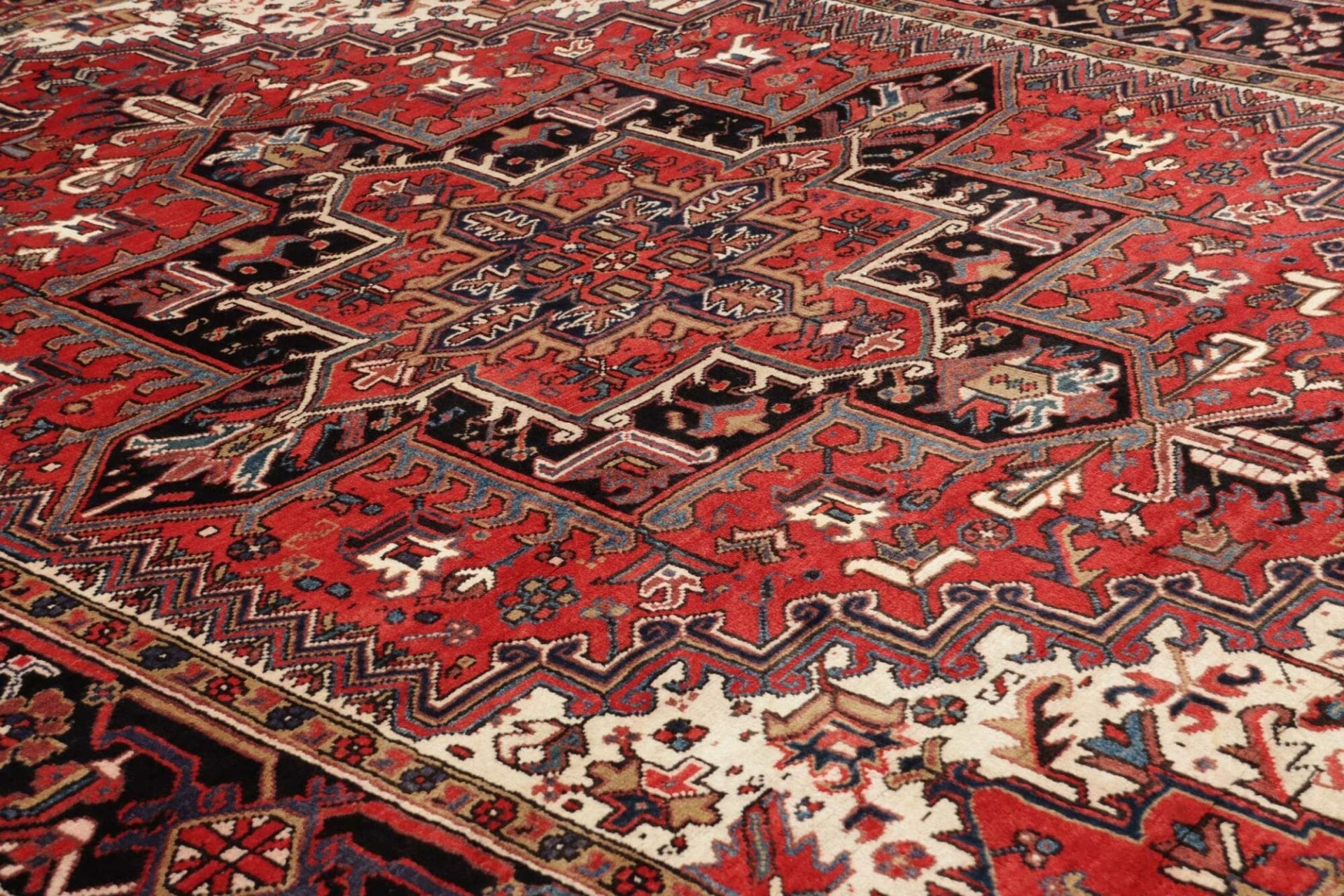 Heriz Persian Rug 250 × 310 cm, Wool, hand-knotted