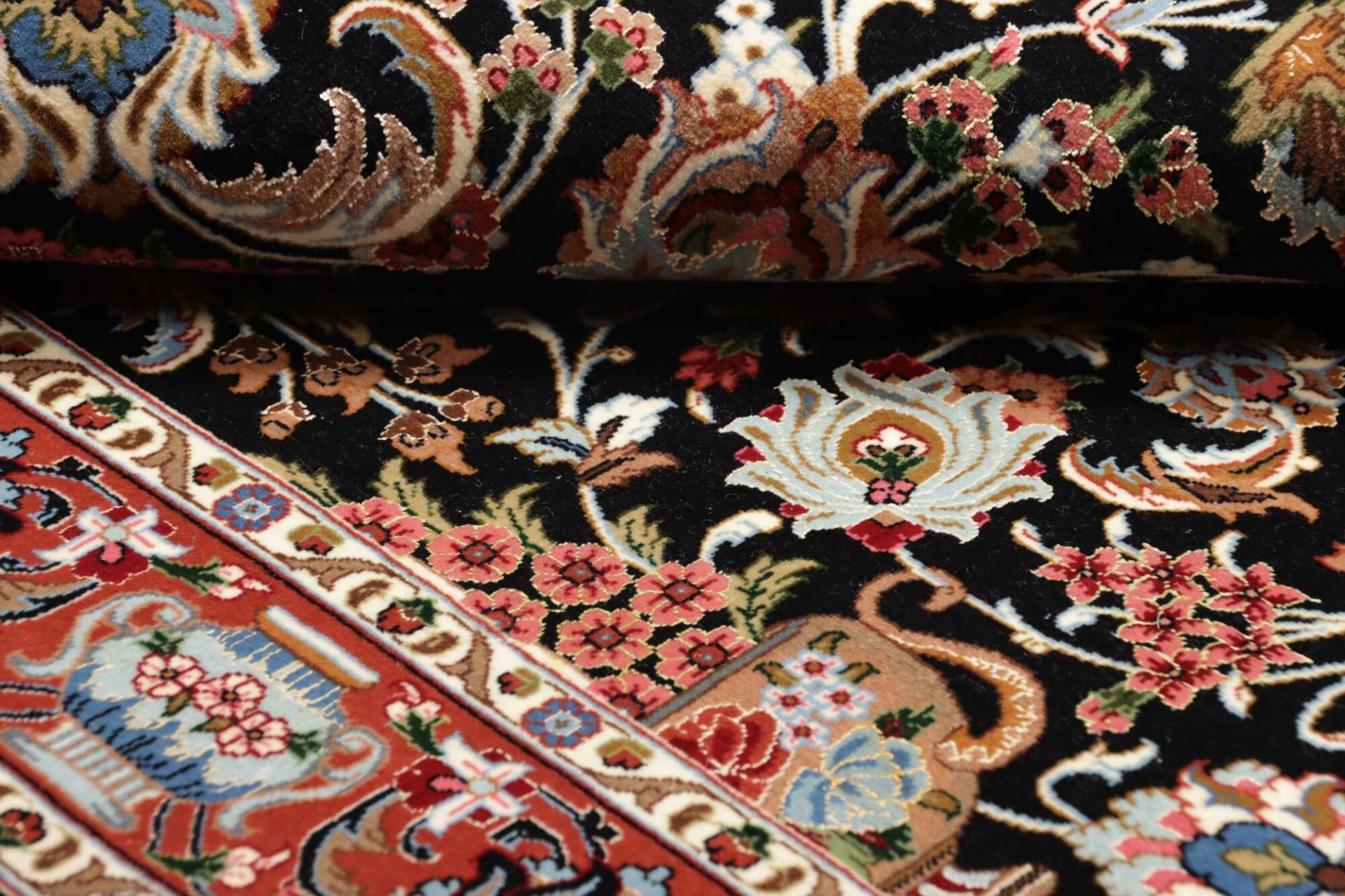 Isfahan Persian Rug 106 × 157 cm, Wool, hand-knotted