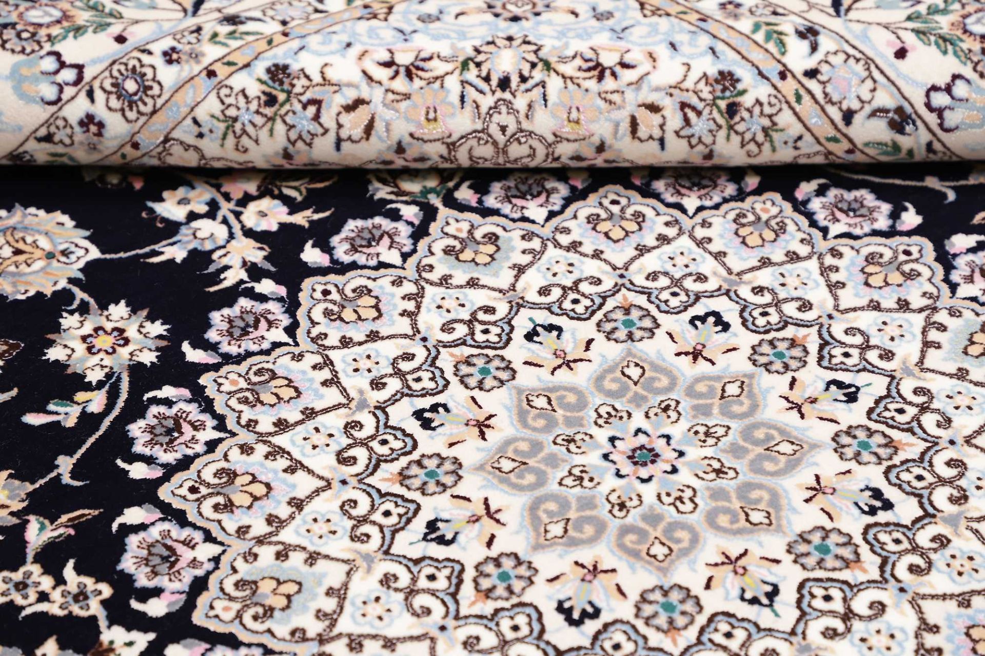 Nain Persian Rug — hand-knotted, 161 × 231 cm, Wool