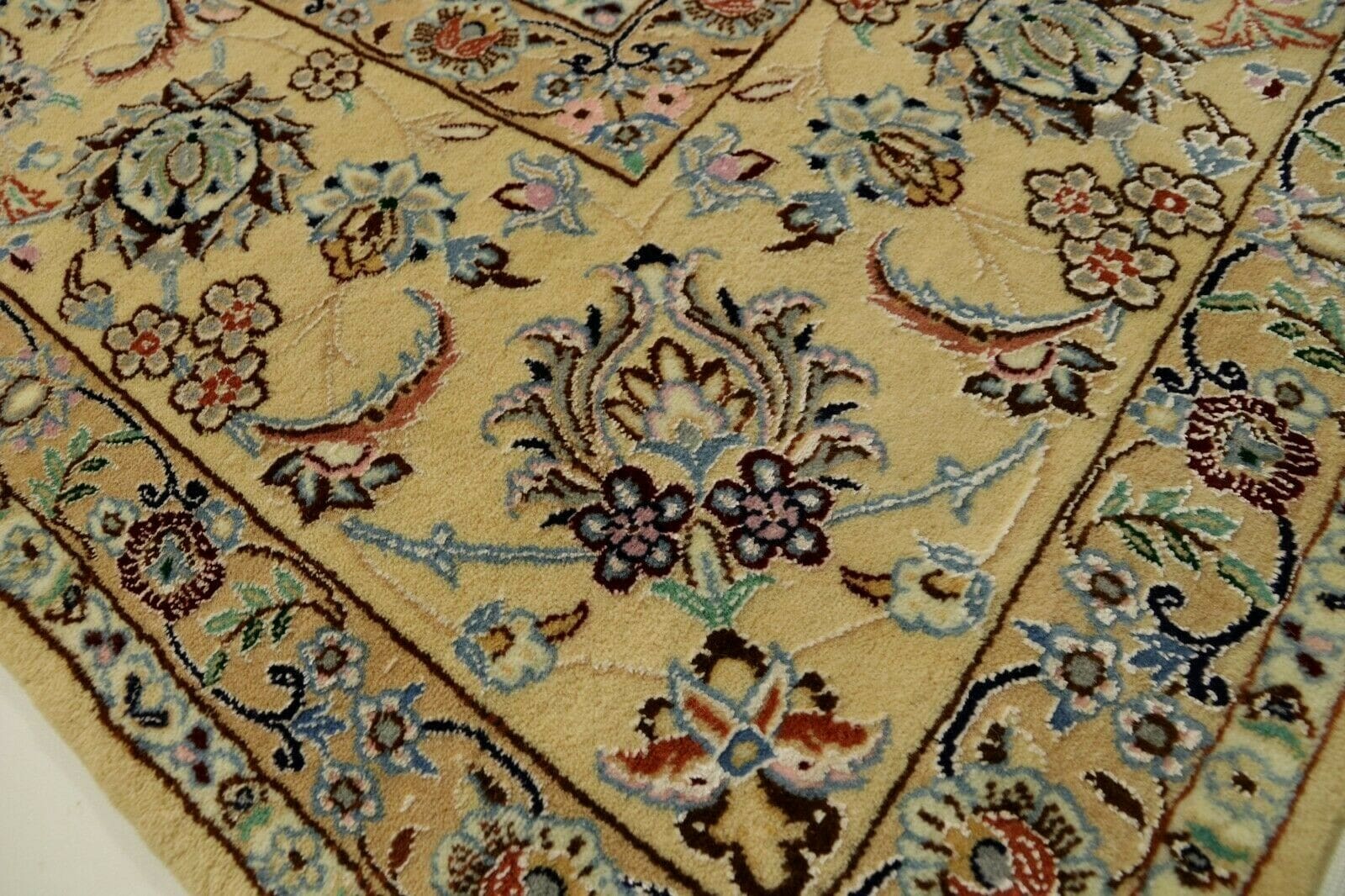 wunderschoner-perserteppich-nain-9la-352x255-cm-500000-knoten-handgeknupft-1 Nain Persian Rug — hand-knotted, 350 × 254 cm, Wool & Silk