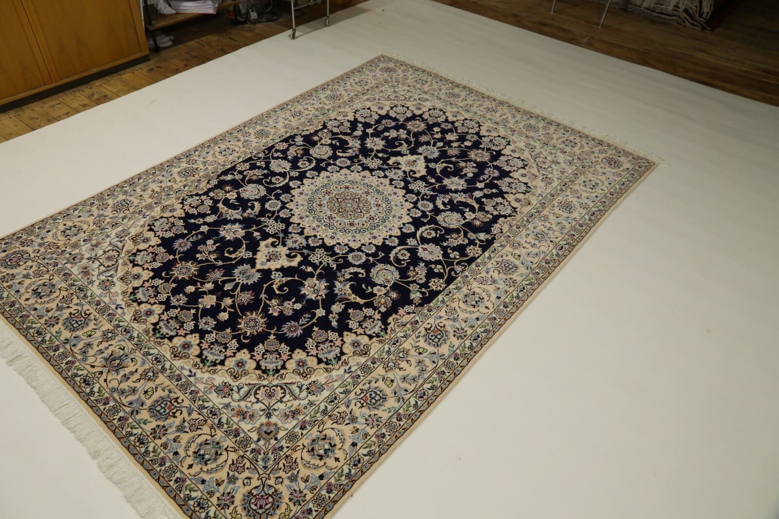 wunderschoner-super-nain-perserteppich-298-x-204-cm-500000-knoten-1-3 Nain Persian Rug 296 × 203 cm, Wool, hand-knotted