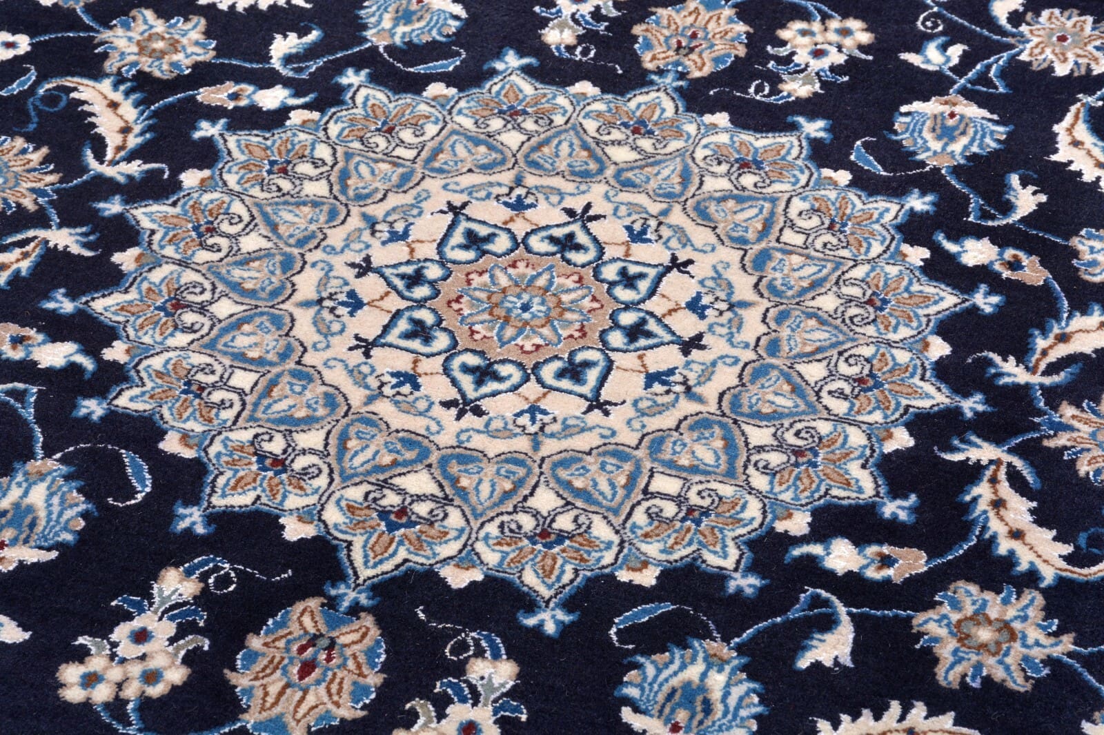 Nain Persian Rug — hand-knotted, 310 × 200 cm, Wool