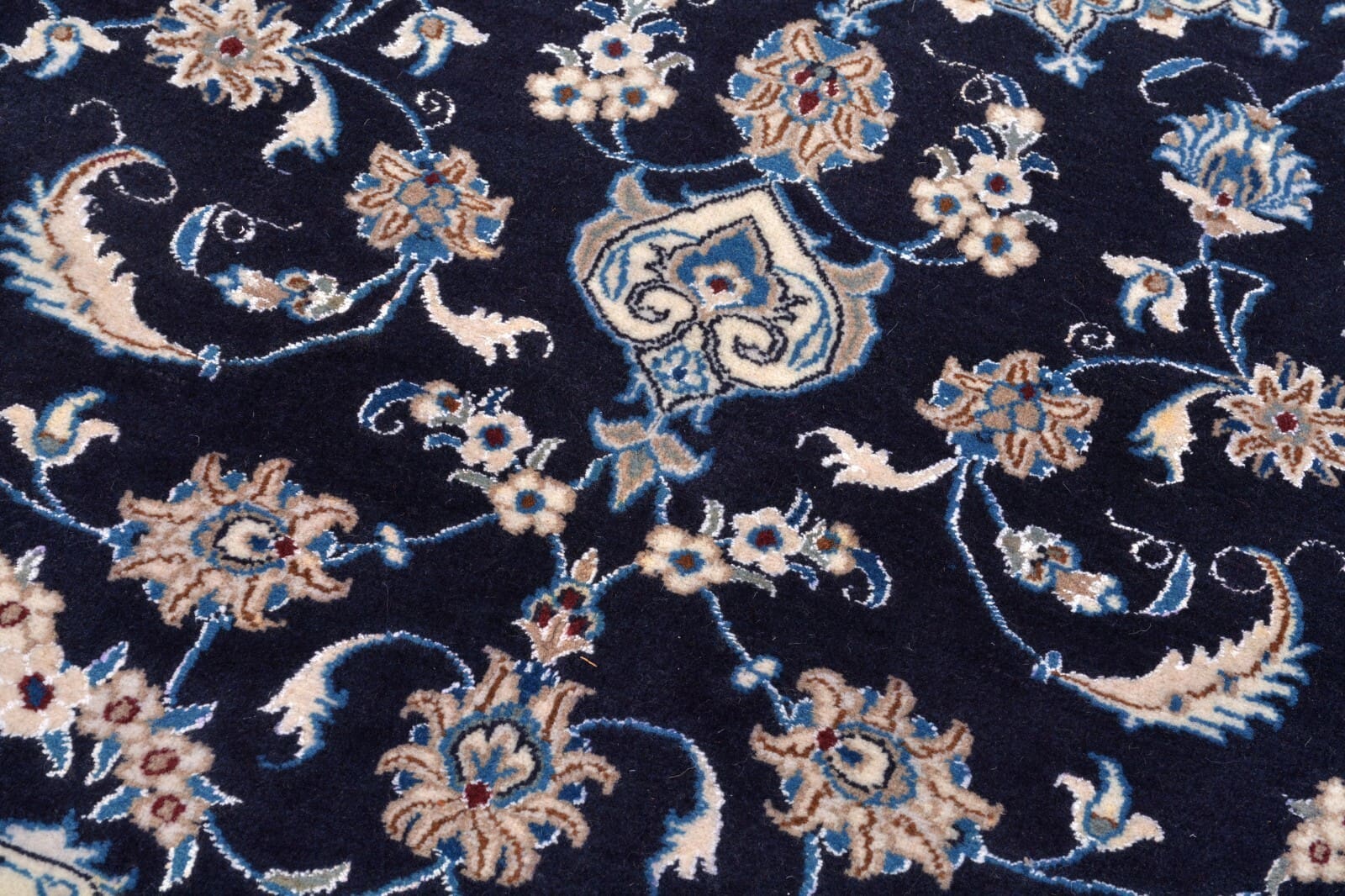 Nain Persian Rug — hand-knotted, 310 × 200 cm, Wool