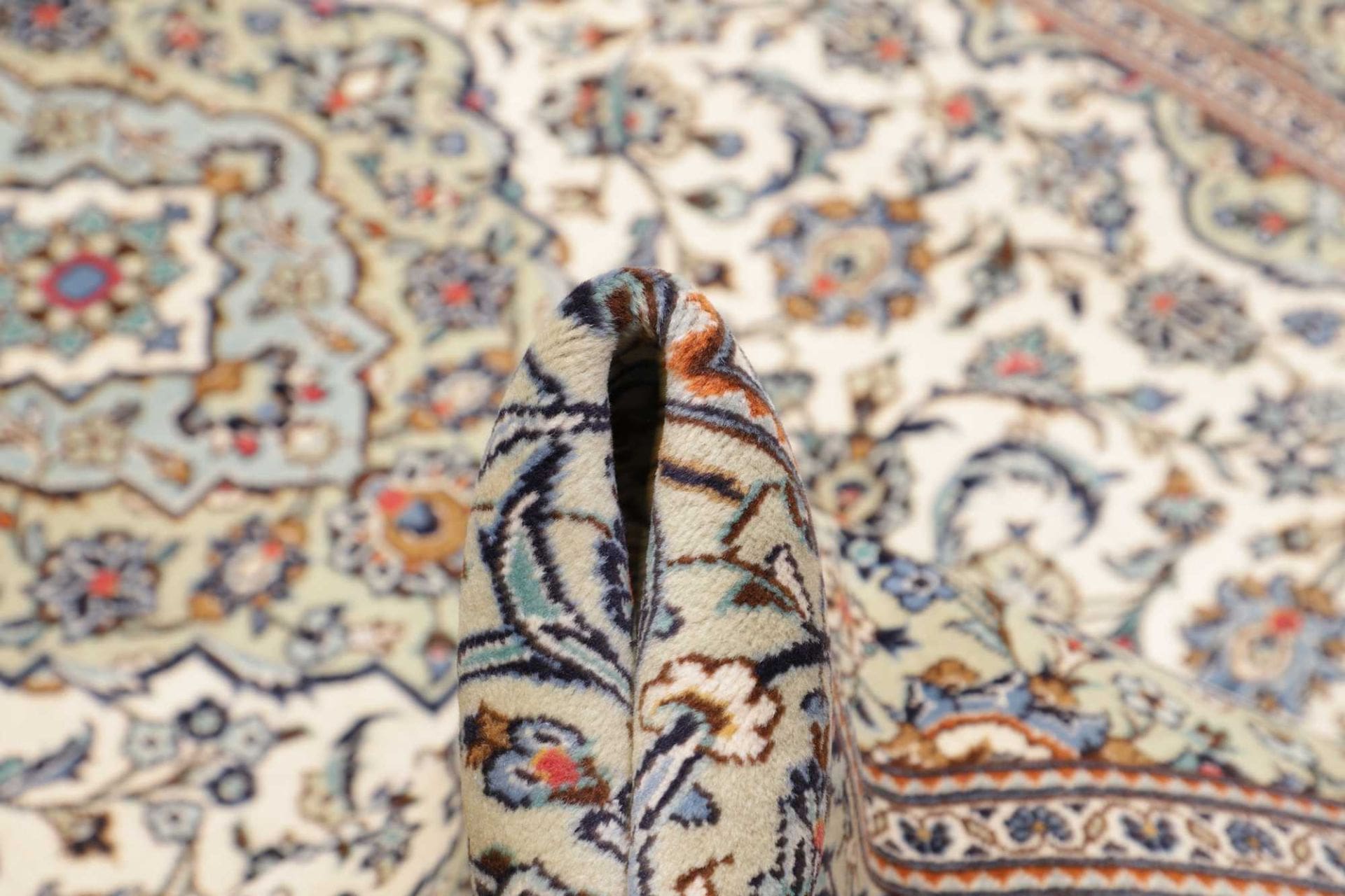 Hand-Knotted Wool Kashan Persian Rug, 195 × 285 cm