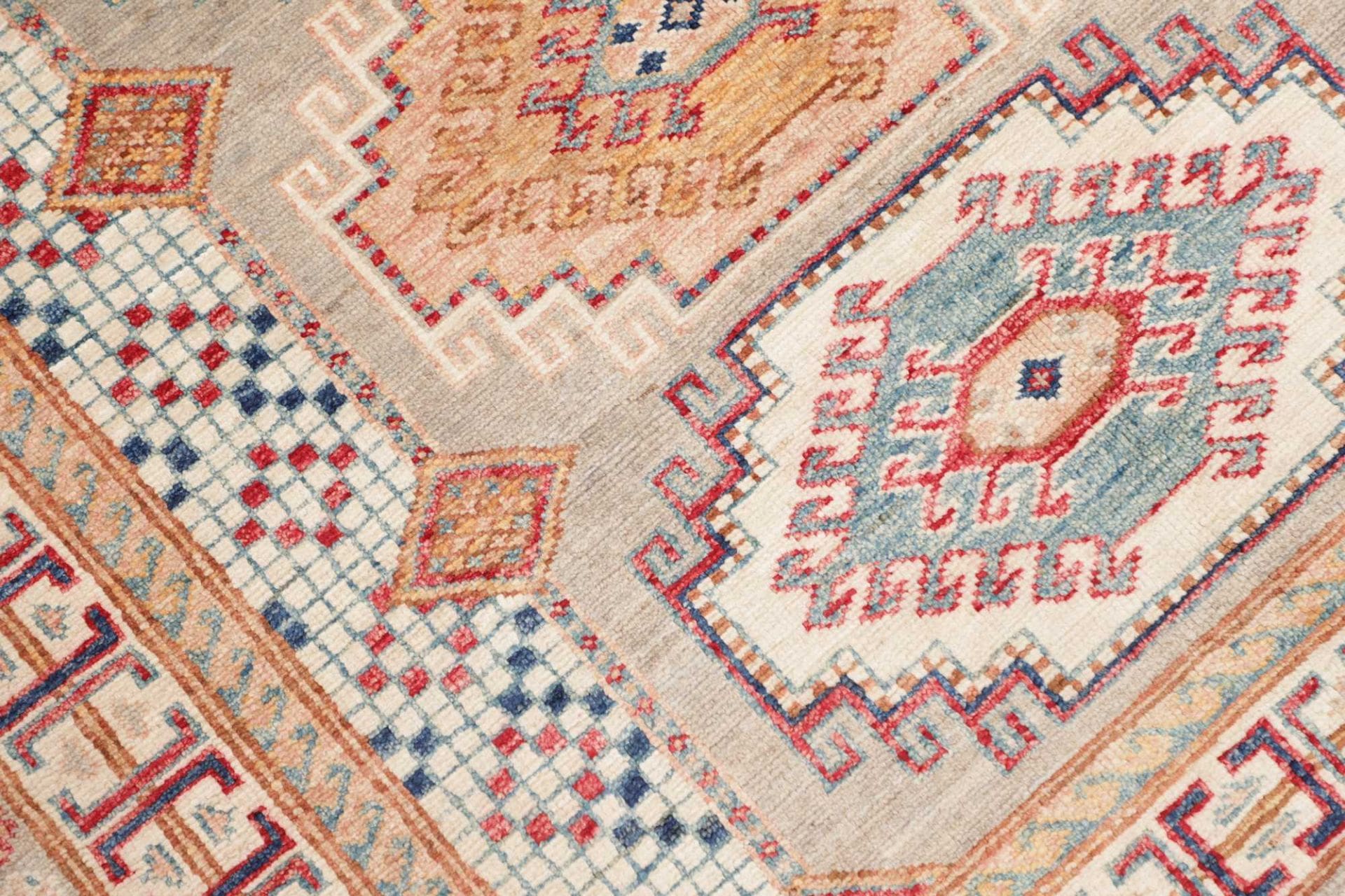 kazak-teppich-106-x-152-cm-geometrisches-muster-handgeknupft-5 Kazak Pakistani Rug 106 × 152 cm, Wool, hand-knotted