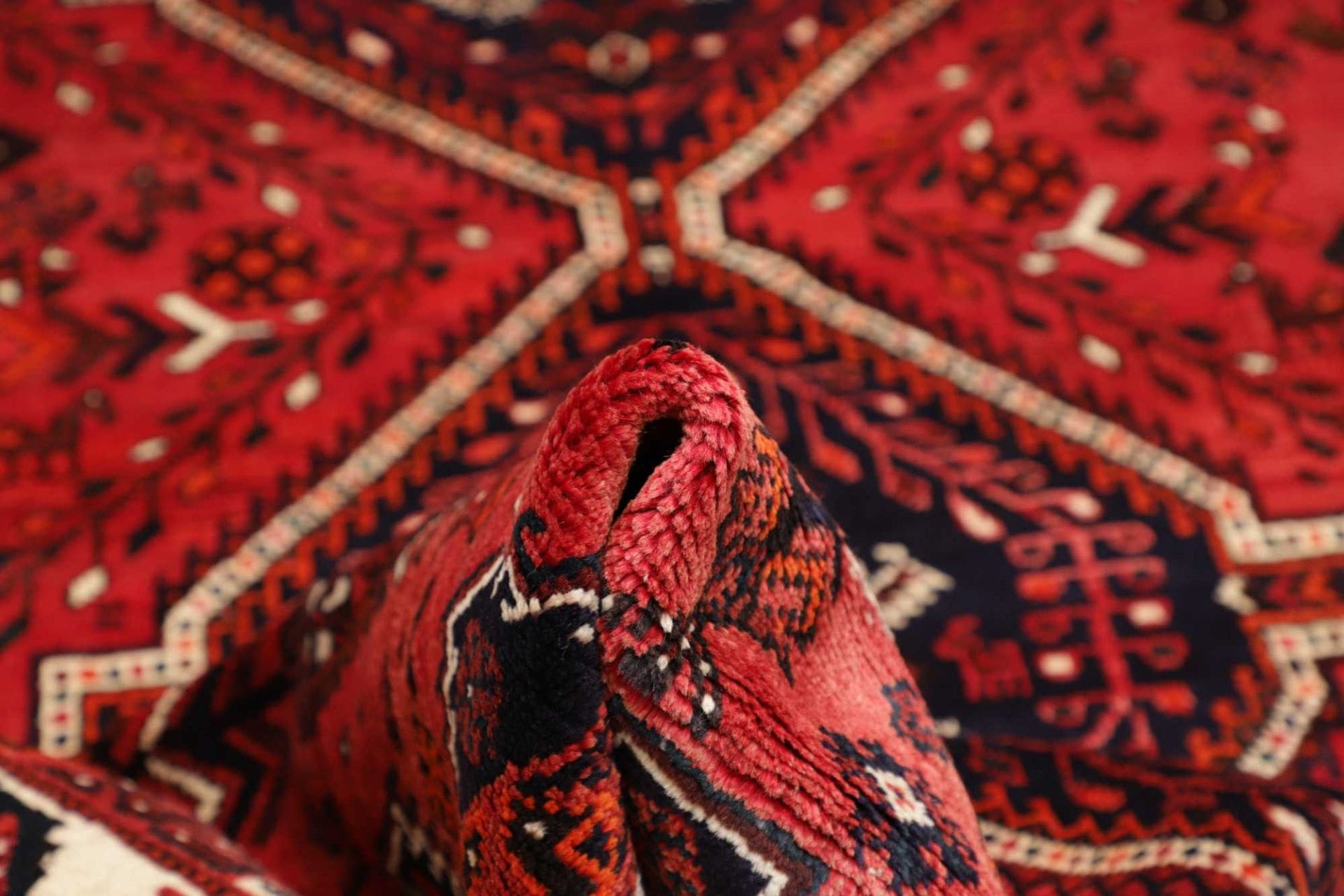 Hand-Knotted Wool Shiraz Persian Rug, 228 × 318 cm