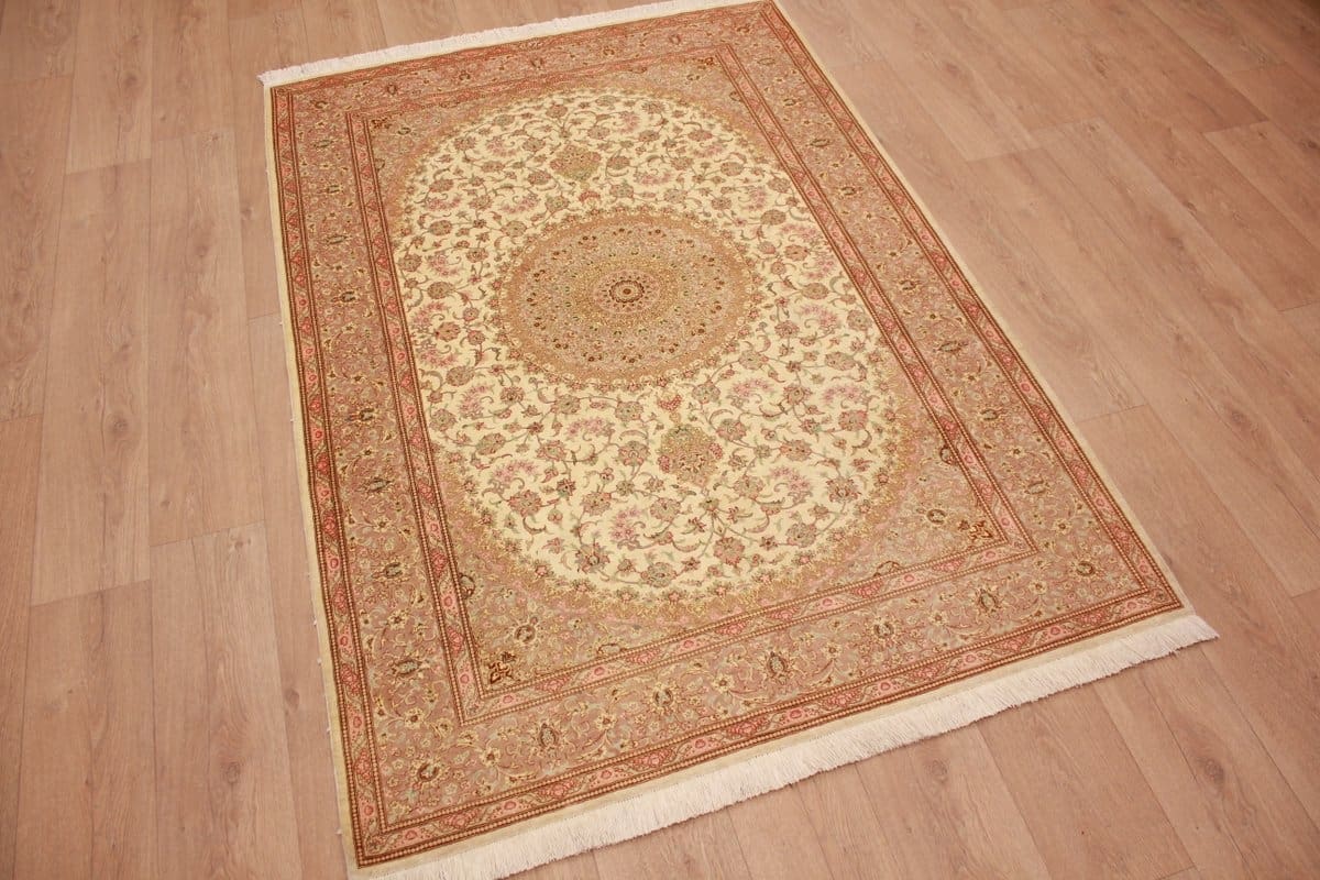 ghom-seidenteppich-195x135-cm-beige-feingliedrig-handgeknupft-1 Qom Silk Rug 195×135 cm Beige, feingliedrig, hand-knotted