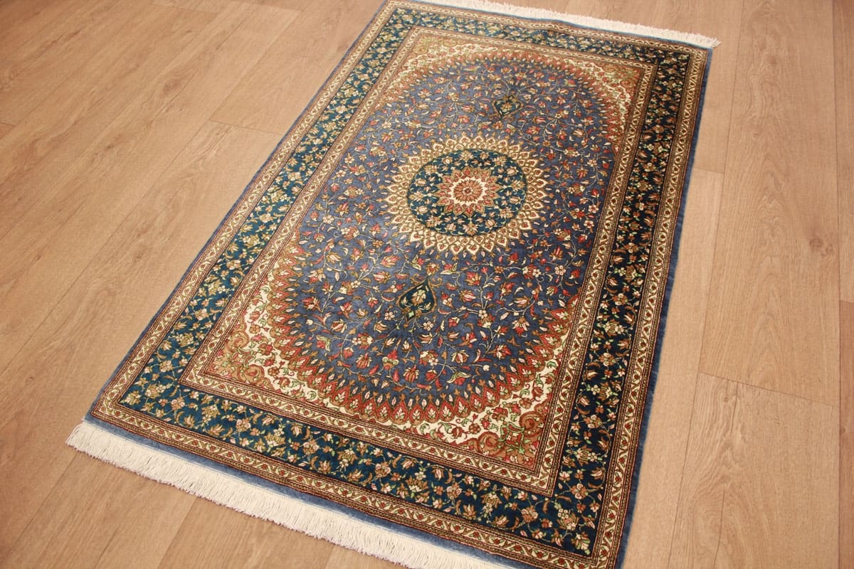 perser-teppich-ghom-122x77-cm-blau-seidenteppich-handgeknupft-3 Qom Persian Rug