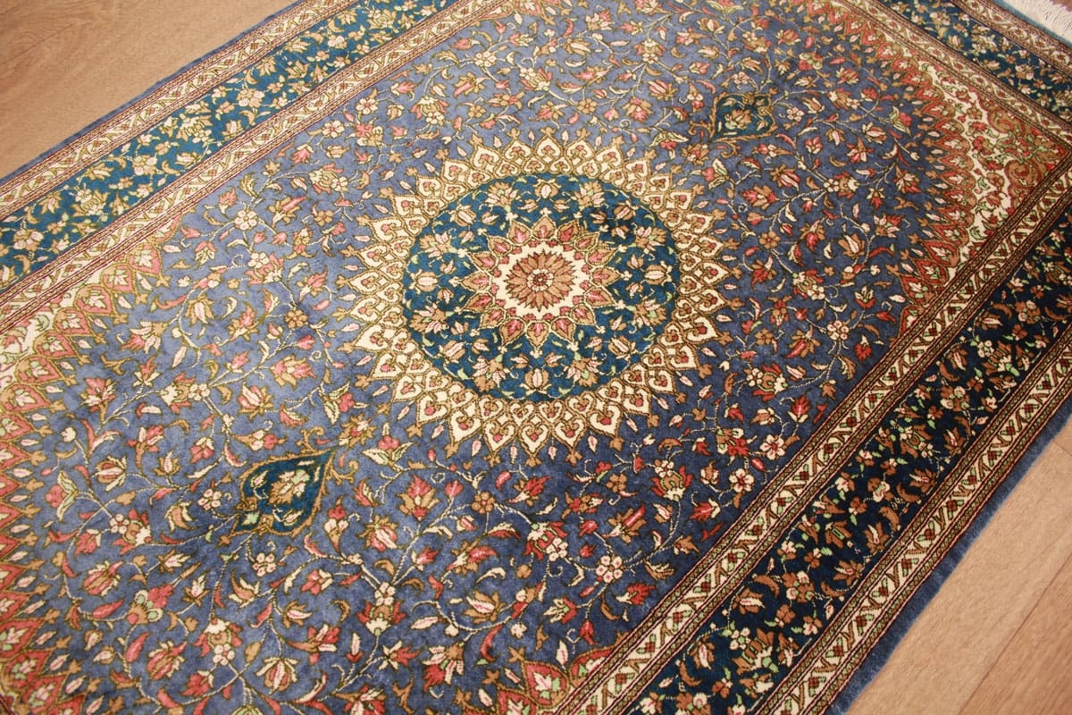 perser-teppich-ghom-122x77-cm-blau-seidenteppich-handgeknupft-5 Qom Persian Rug