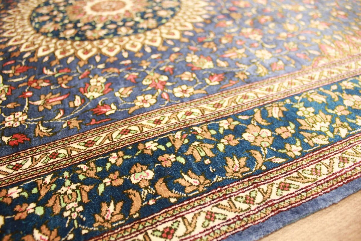 perser-teppich-ghom-122x77-cm-blau-seidenteppich-handgeknupft-7 Qom Persian Rug