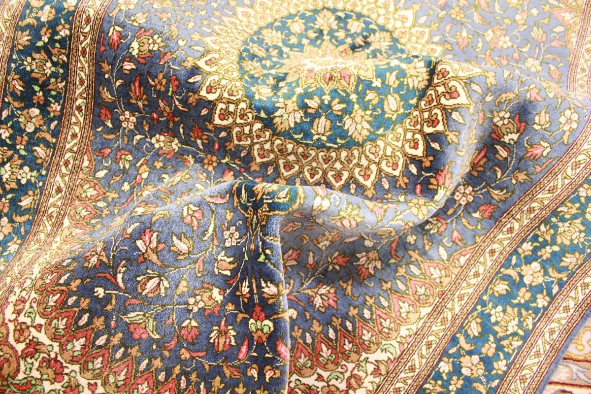 perser-teppich-ghom-122x77-cm-blau-seidenteppich-handgeknupft-8 Qom Persian Rug