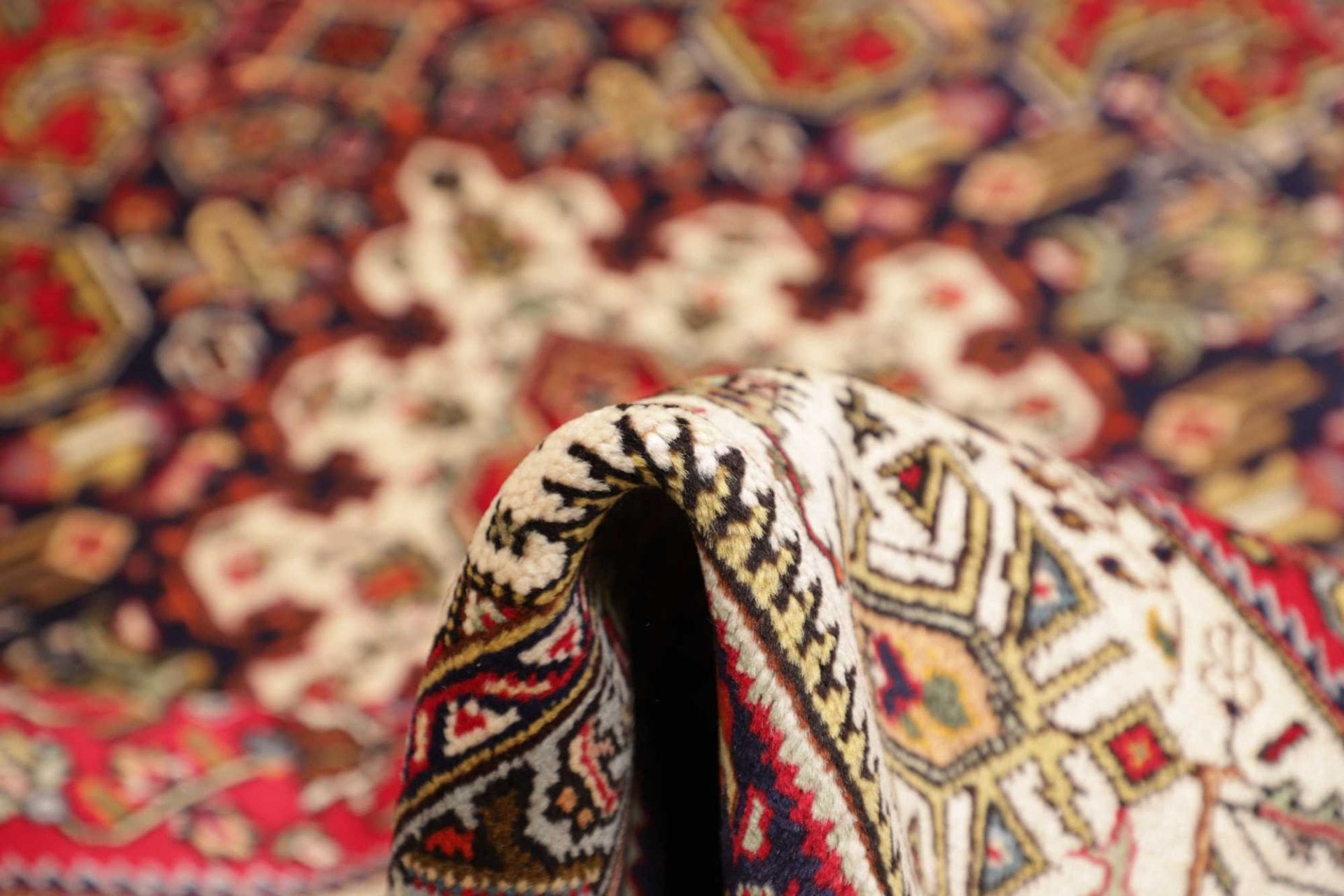eleganter-tabriz-teppich-251-x-334cm-schurwolle-handgeknupft-8 Tabriz Persian Rug — hand-knotted, 251 × 334 cm, Wool